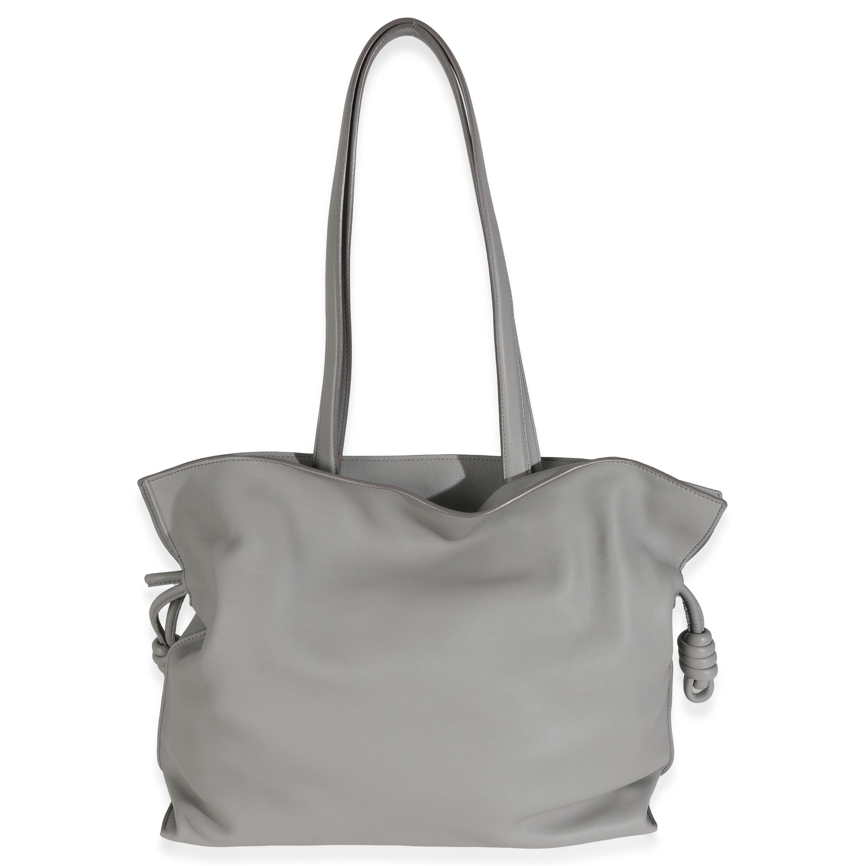 Titolo dell'elenco: Loewe Borsa grande in pelle di vitello nappa grigio perla con nodo flamenco
SKU: 147645
MSRP: 3250,00 USD
Condizioni: Usato 
Condizioni della borsa: Eccellente
Commenti sulle condizioni: L'articolo è in ottime condizioni e