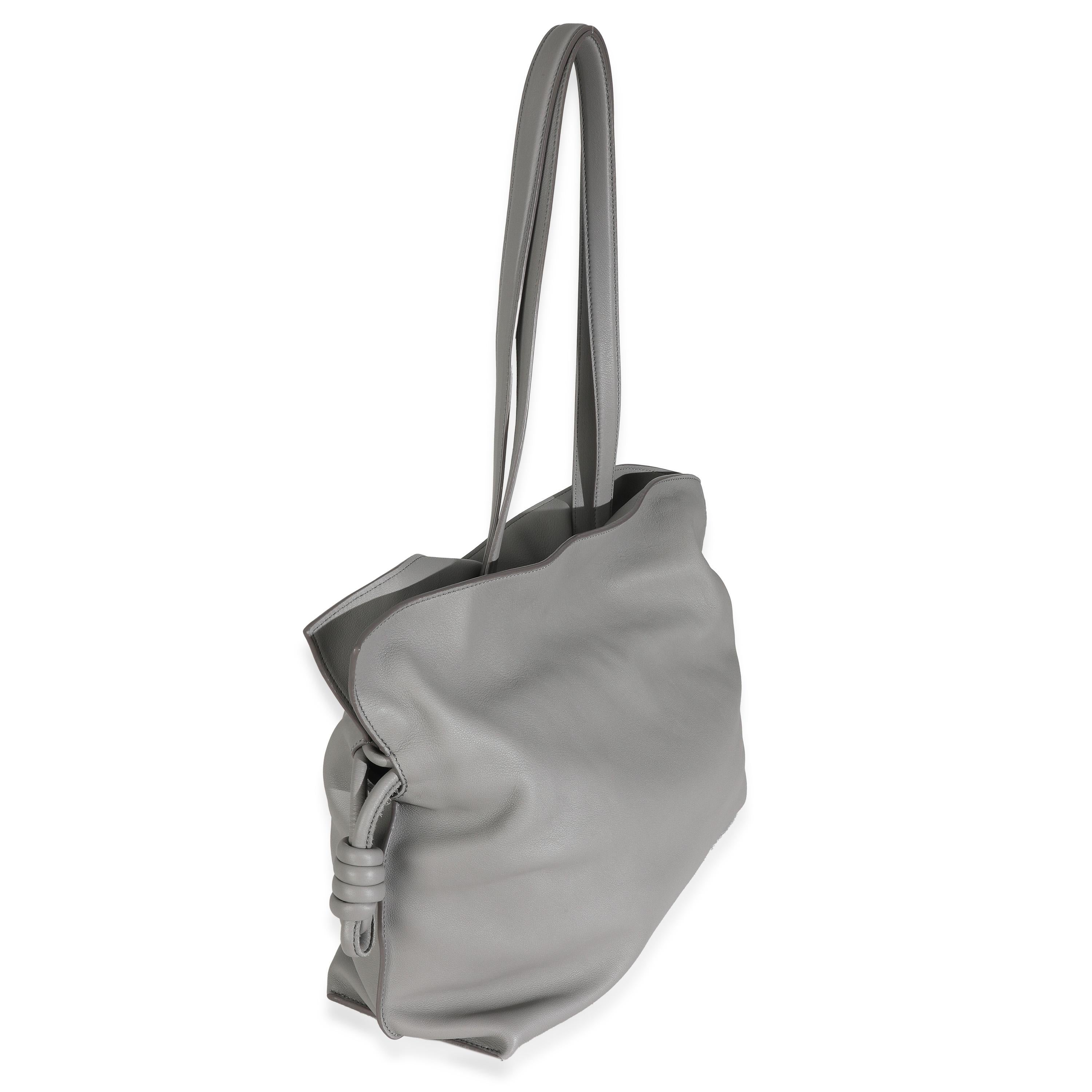 Grigio Loewe: borsa grande in pelle di vitello nappa grigio perla con nodo flamenco in vendita