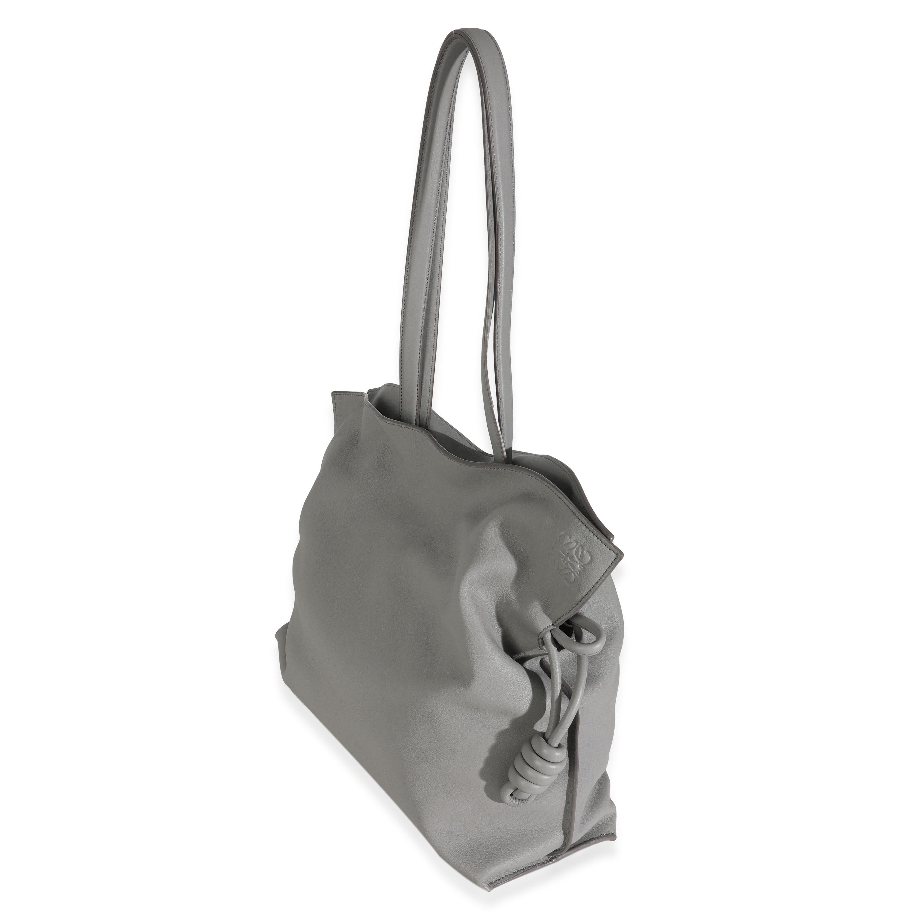 Loewe: borsa grande in pelle di vitello nappa grigio perla con nodo flamenco In condizioni ottime in vendita a New York, NY