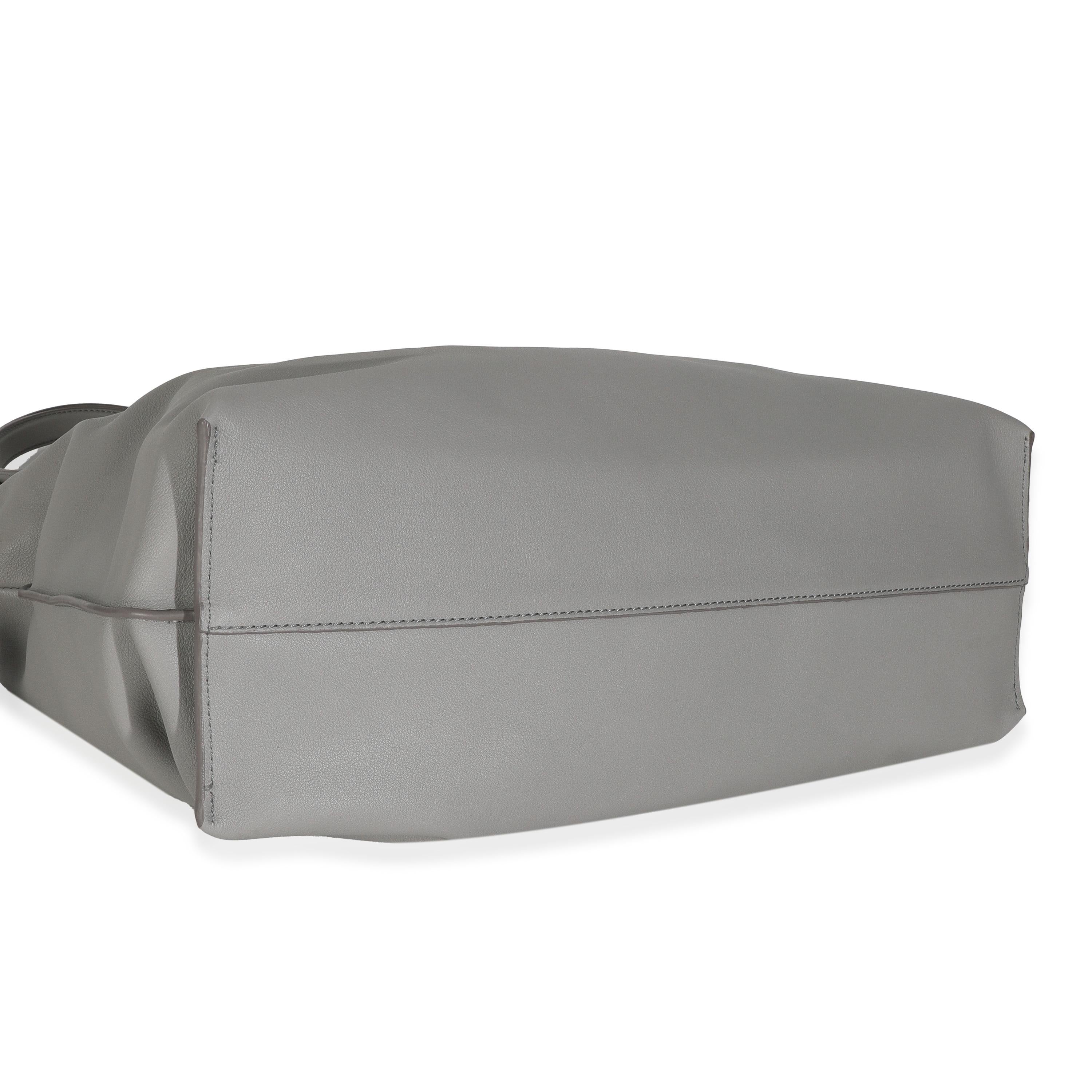 Loewe: borsa grande in pelle di vitello nappa grigio perla con nodo flamenco in vendita 1