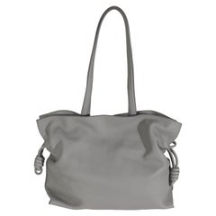 Loewe: borsa grande in pelle di vitello nappa grigio perla con nodo flamenco