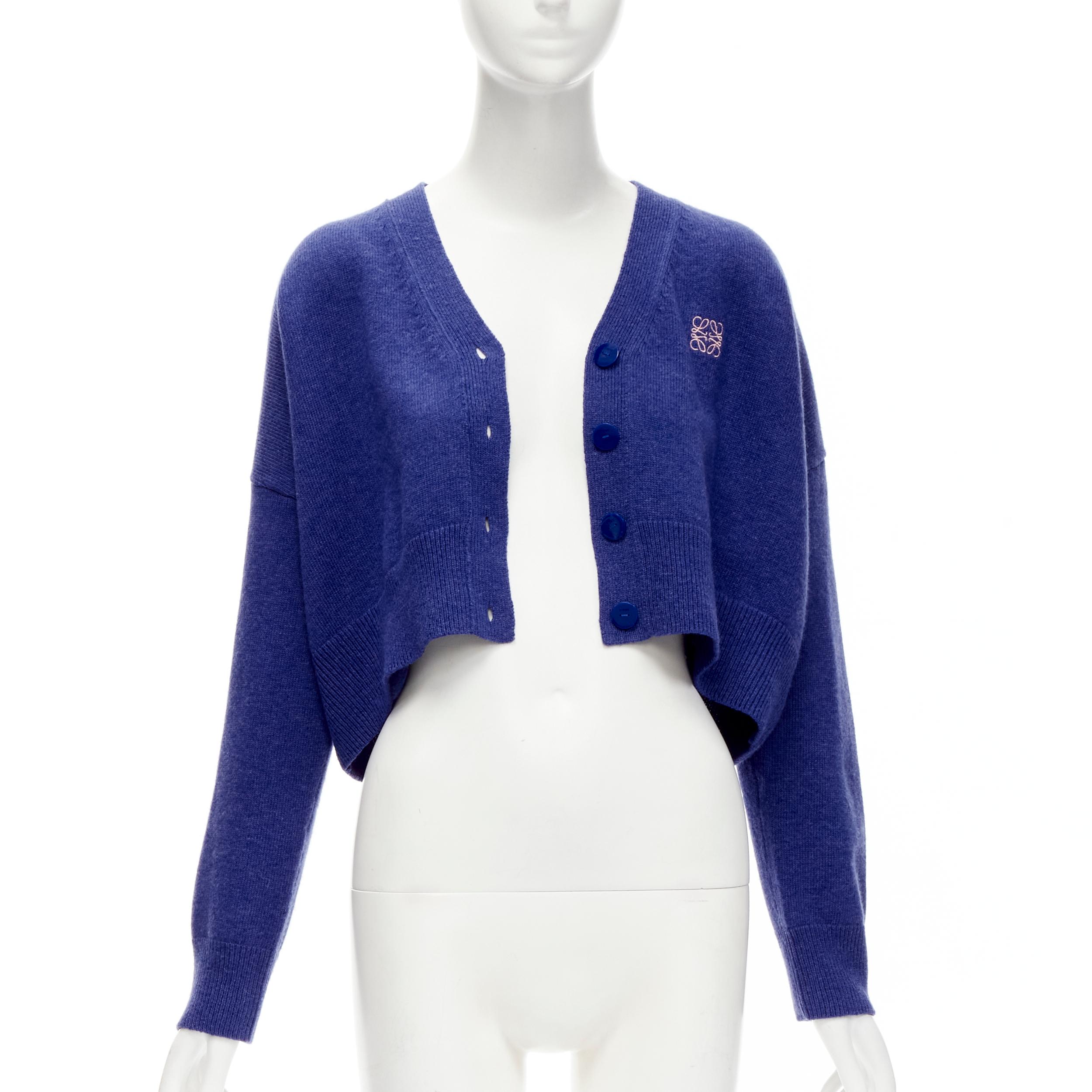 Violet LOEWE - Cardigan court en laine 100 % bleu avec logo Anagram, taille S en vente