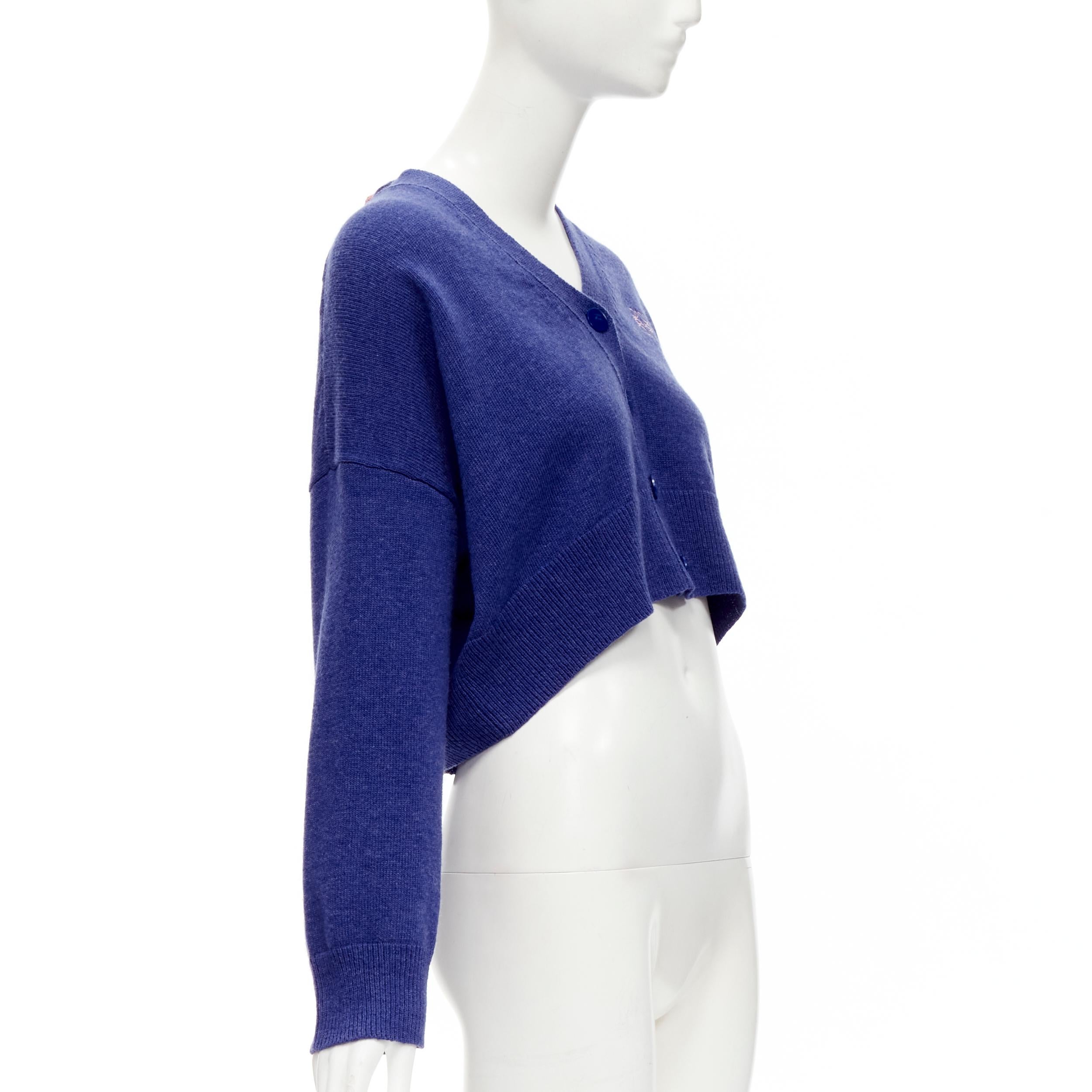 LOEWE - Cardigan court en laine 100 % bleu avec logo Anagram, taille S Excellent état - En vente à Hong Kong, NT