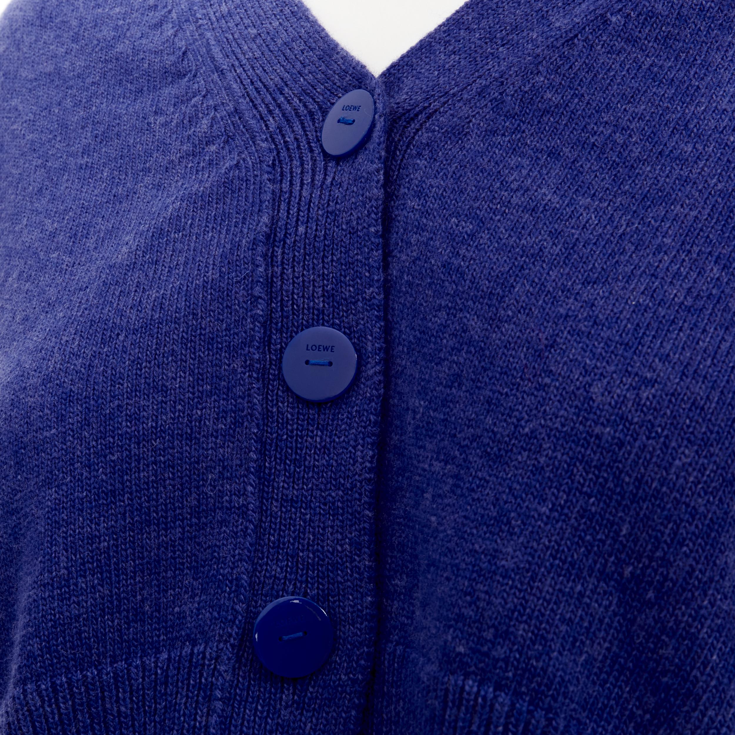 LOEWE - Cardigan court en laine 100 % bleu avec logo Anagram, taille S en vente 3