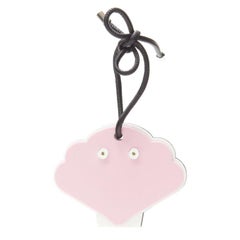 LOEWE sac à main en cuir noir avec charme en mousse de palourde rose