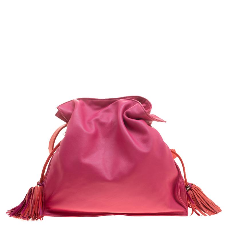 Ornate and sweet, style your outfit with this pink shoulder bag. The excellent designing of this Loewe piece ensures impressive finish and comfort. It comes crafted from leather and designed with tassel drawstrings, a shoulder strap and a fabric