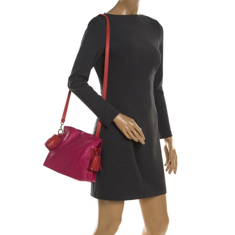 We bring you this carefully designed shoulder bag crafted from pink leather. A remarkable piece lined with highly reliable fabric, it features a spacious interior. Well known for their in-fashion designs and admirable build, this Loewe Flamenco bag