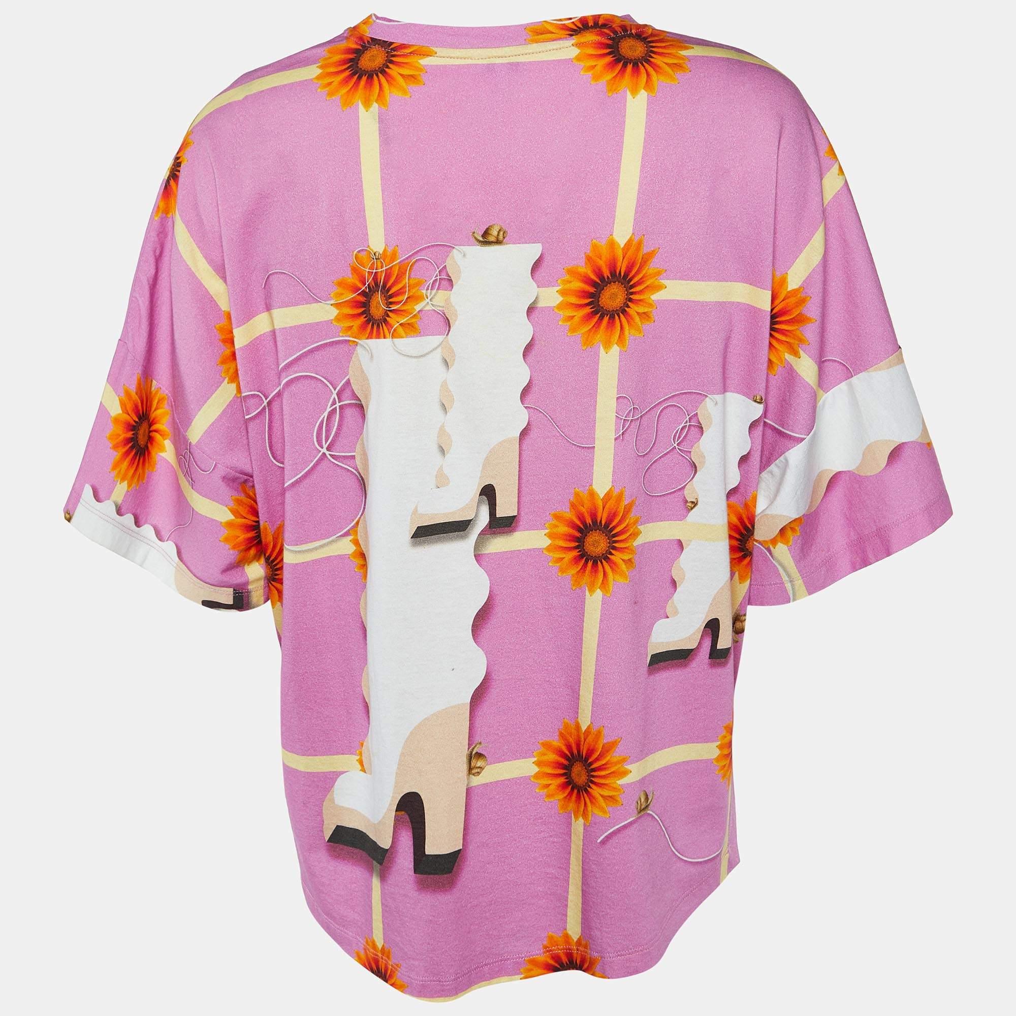 A perfect combination of comfort, luxury, and style, this designer t-shirt is a must-have piece! Made from quality materials, the creation can be styled with denim pants and sneakers for a cool look.