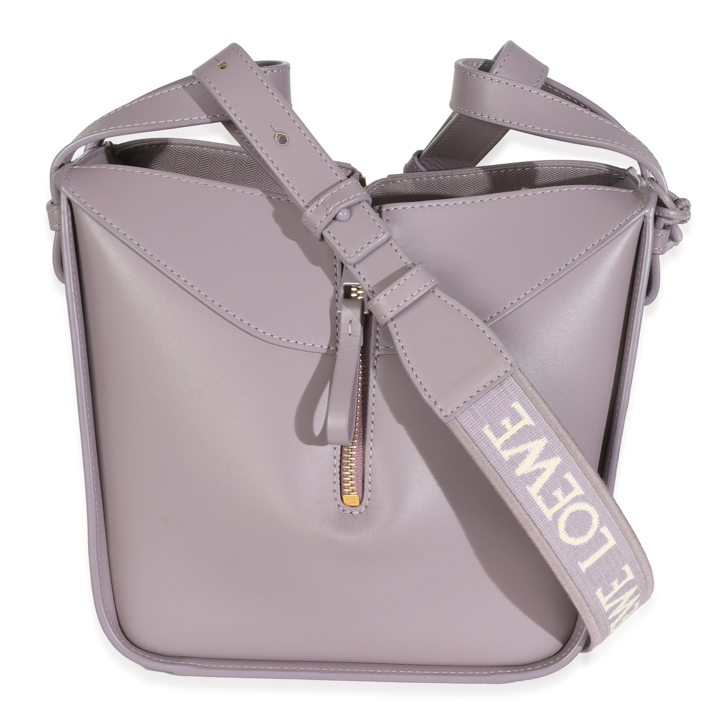 Auflistung Titel: Loewe Lila Nebel Kalbsleder Kleine Hängematte Kompakte Umhängetasche
SKU: 147615
MSRP: 3100.00 USD
Zustand: Gebraucht 
Handtasche Zustand: Ausgezeichnet
Bemerkungen zum Zustand: Der Artikel ist in ausgezeichnetem Zustand und weist