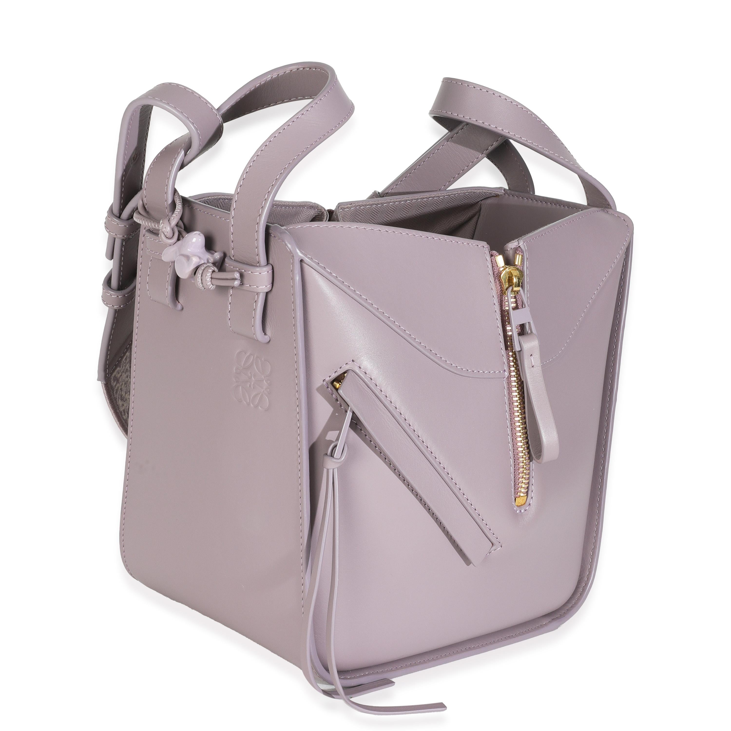 Loewe Lila Nebel Kalbsleder Kleine Hängematte Kompakte Umhängetasche (Grau) im Angebot