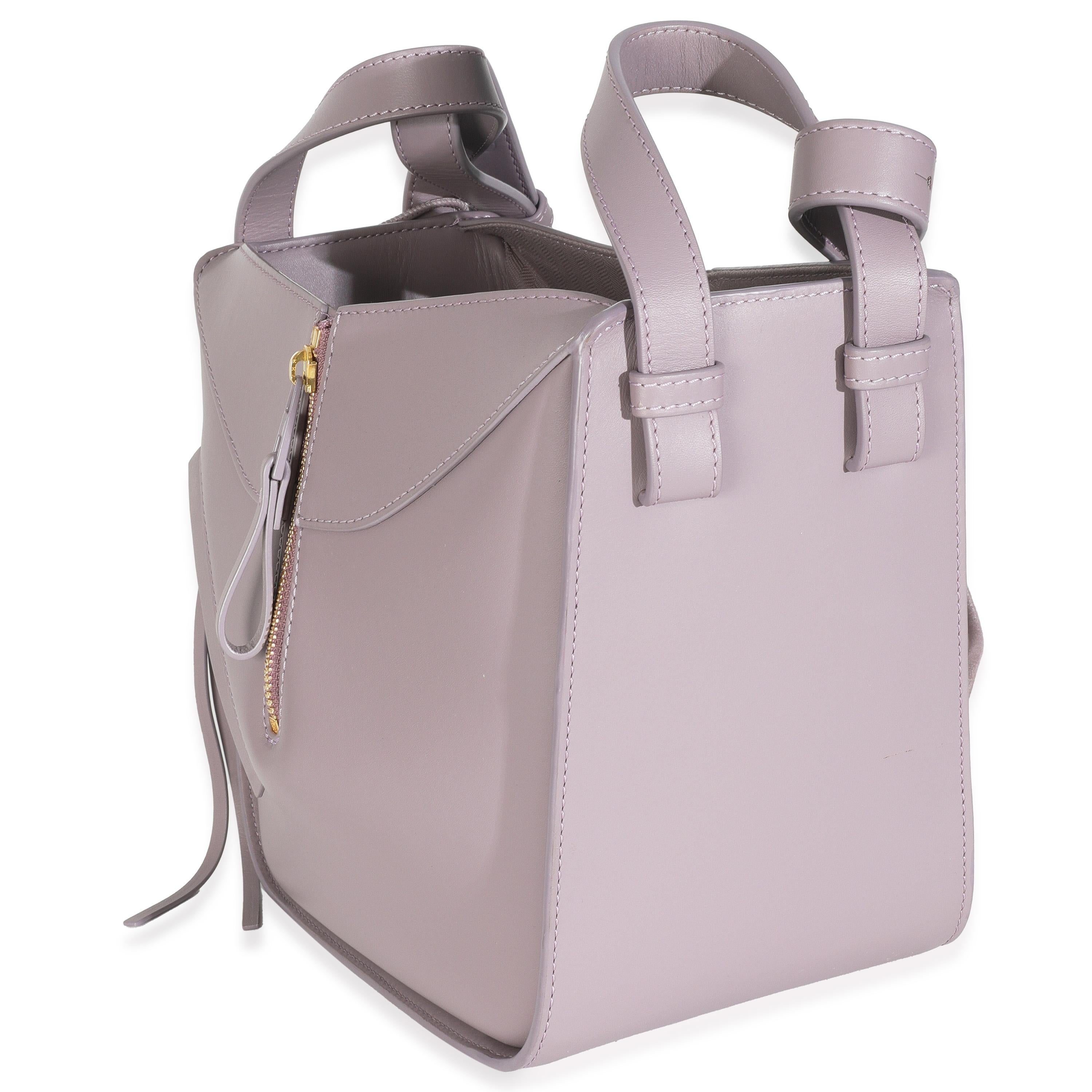 Loewe Lila Nebel Kalbsleder Kleine Hängematte Kompakte Umhängetasche im Zustand „Hervorragend“ im Angebot in New York, NY