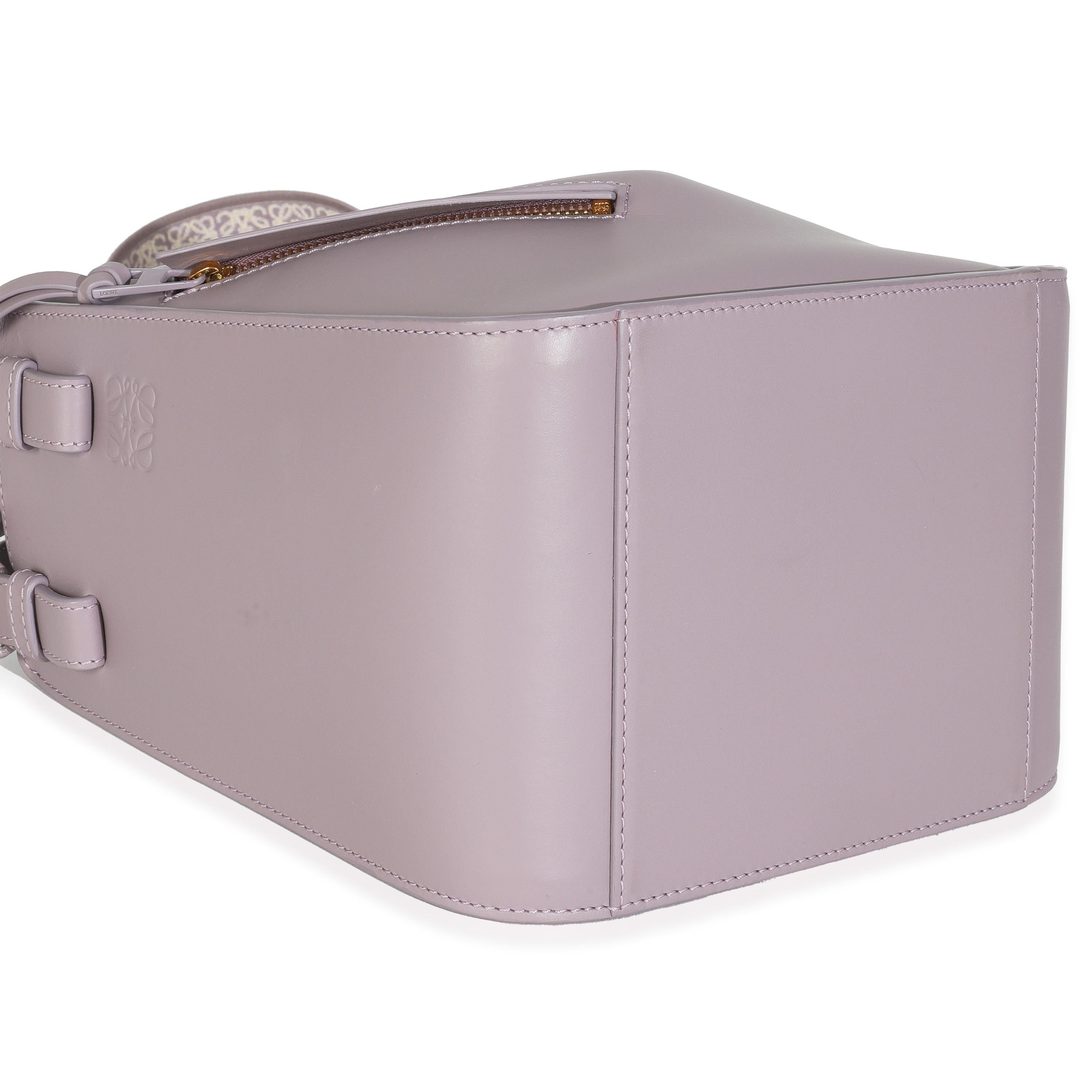 Loewe Lila Nebel Kalbsleder Kleine Hängematte Kompakte Umhängetasche im Angebot 1