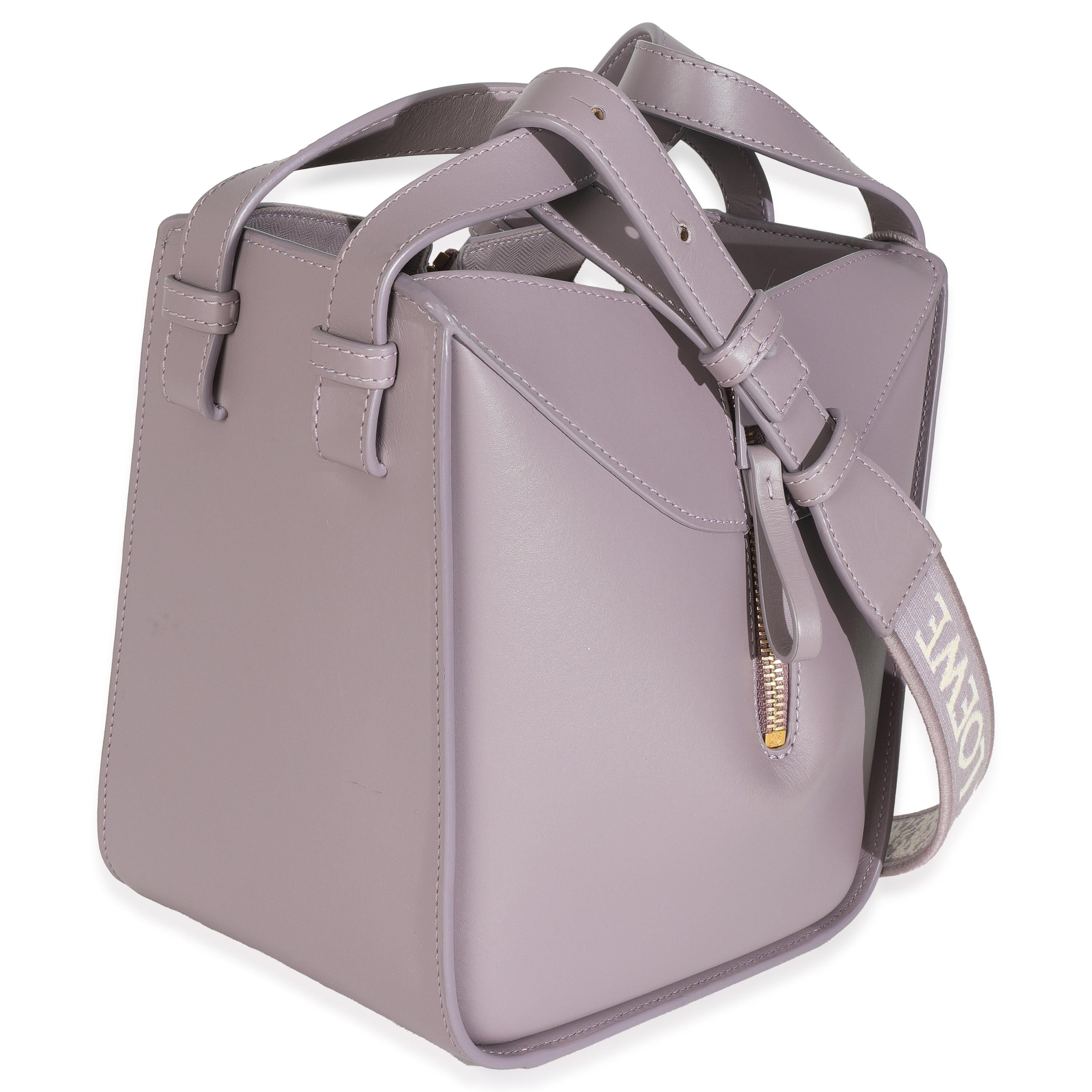 Loewe Lila Nebel Kalbsleder Kleine Hängematte Kompakte Umhängetasche im Angebot 3