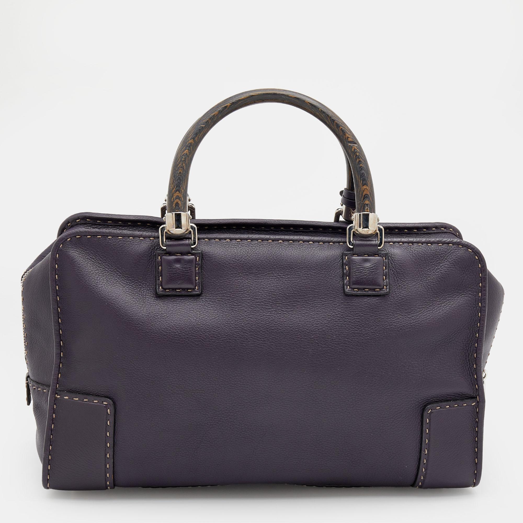 A spacious and super-chic bag that can hold more than just your essentials with ease, the Amazona is one of the most popular bags from Loewe. A must-have for women on the go, it has a functional shape. Crafted in purple leather, this bag here is