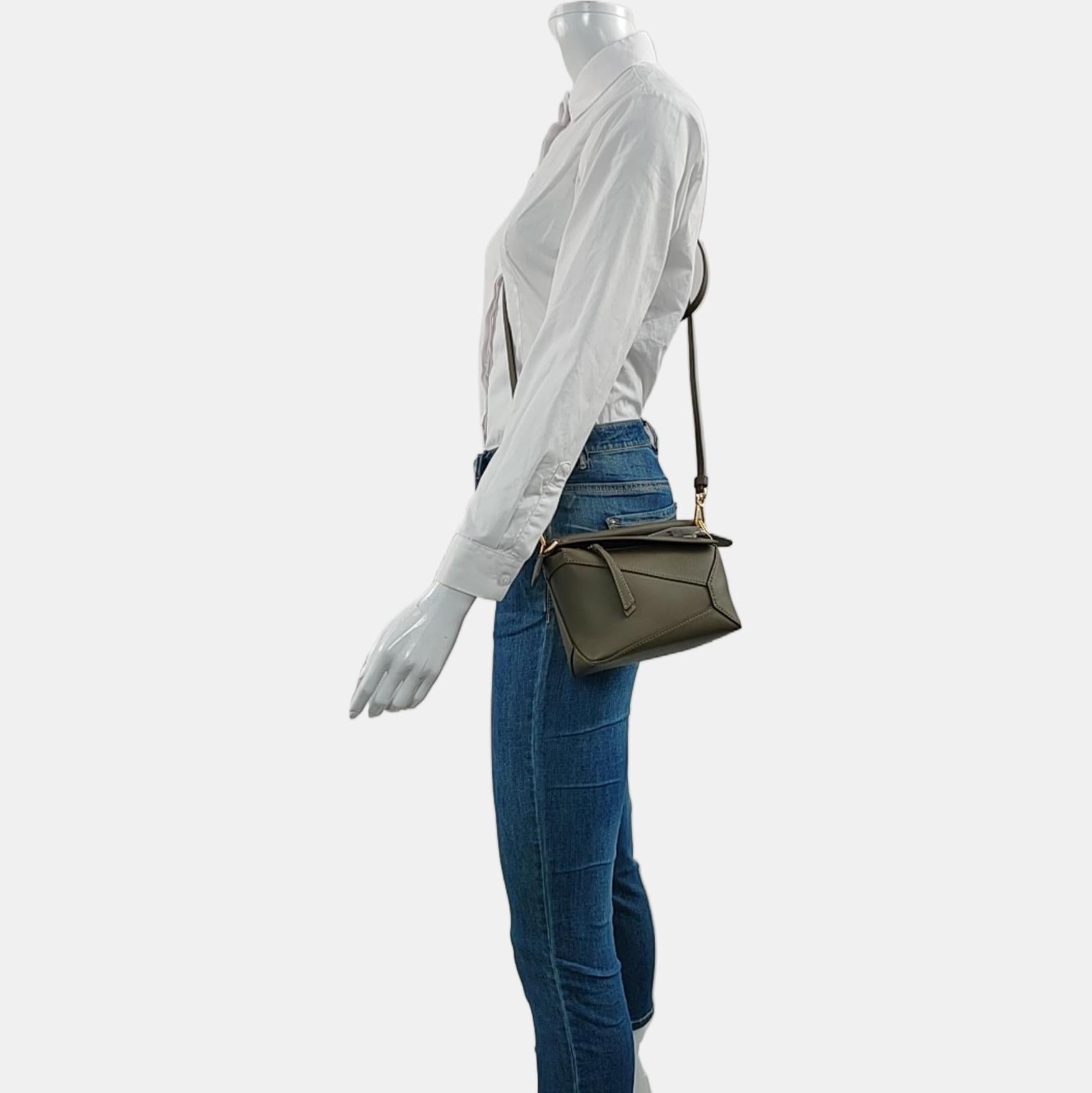 Loewe Puzzle Edge Mini Sac à bandoulière en cuir de veau vert olive foncé
Il s'agit de photos professionnelles du sac offert par Luxbags.

Le sac Puzzle de Loewe est un classique intemporel et culte. Confectionné en cuir de veau souple, ce sac est