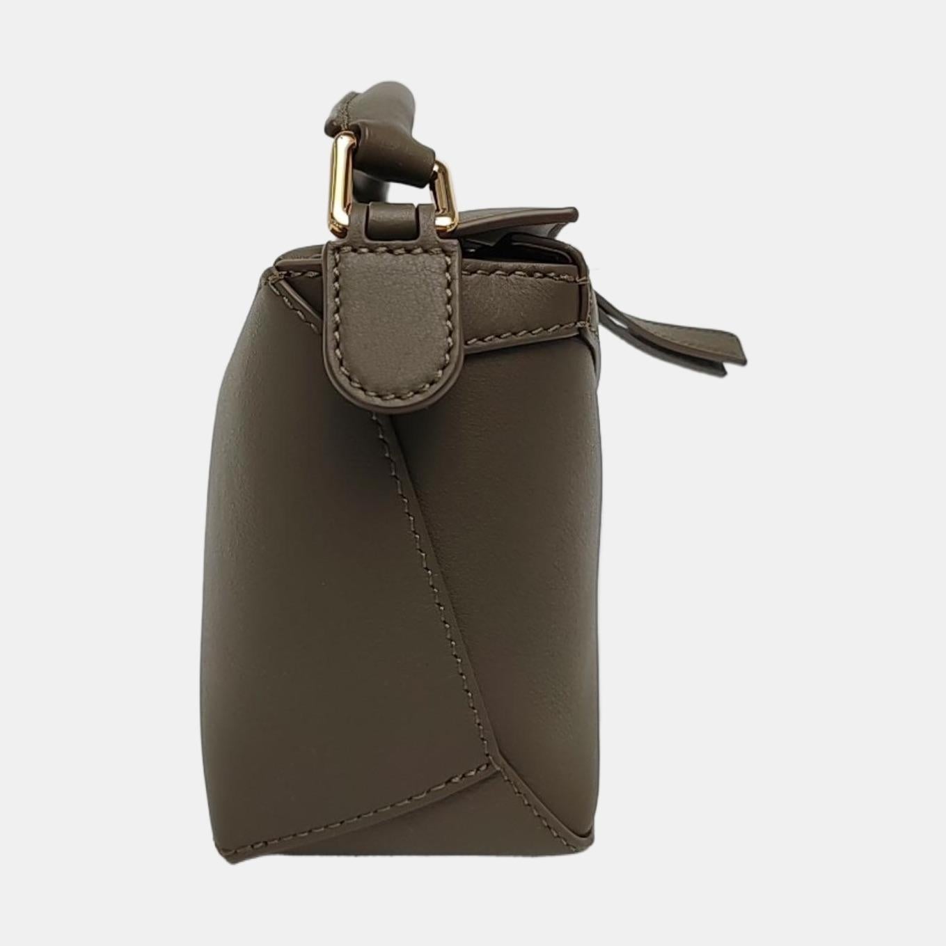 Loewe Puzzle Edge Mini Sac à bandoulière en cuir de veau vert olive foncé Excellent état - En vente à AUBERVILLIERS, FR