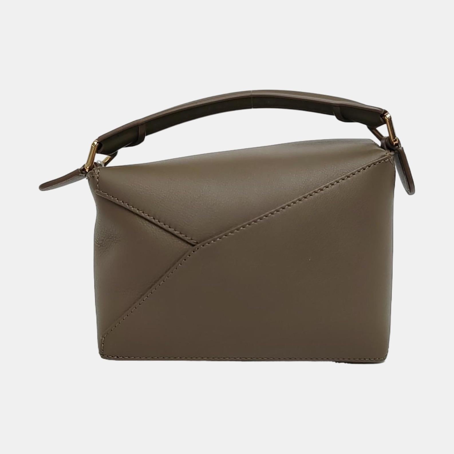 Loewe Puzzle Edge Mini Sac à bandoulière en cuir de veau vert olive foncé Pour femmes en vente