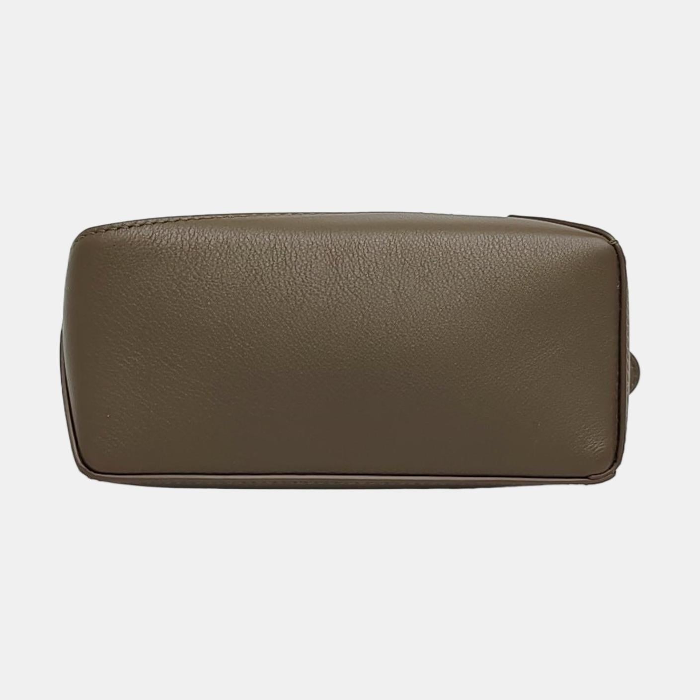 Loewe Puzzle Edge Mini Sac à bandoulière en cuir de veau vert olive foncé en vente 1