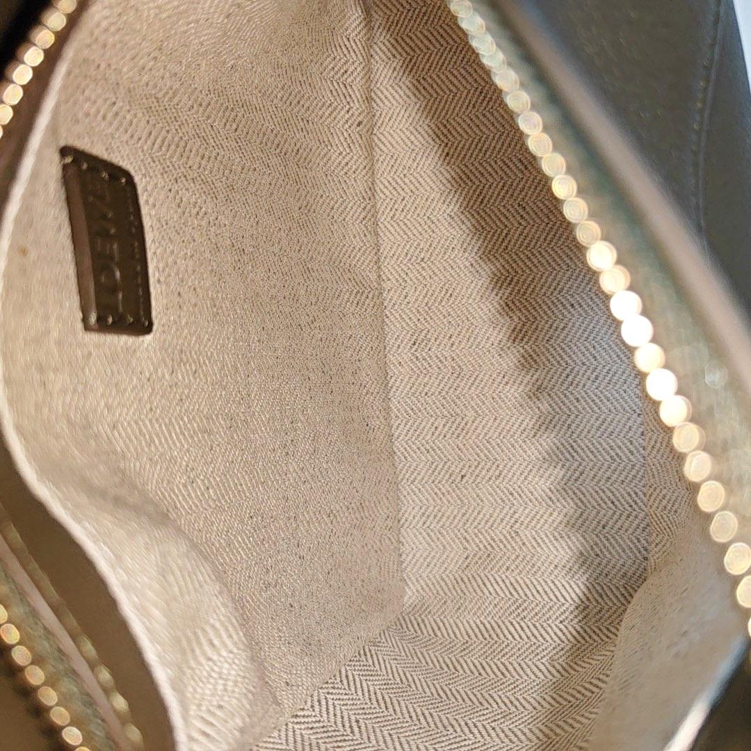 Loewe Puzzle Edge Mini Sac à bandoulière en cuir de veau vert olive foncé en vente 2