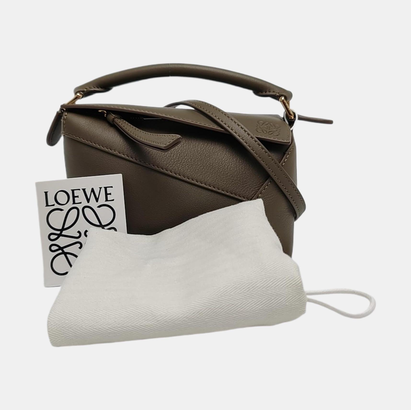 Loewe Puzzle Edge Mini Sac à bandoulière en cuir de veau vert olive foncé en vente 3