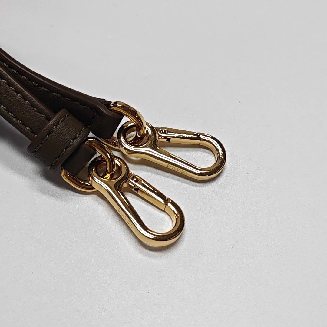 Loewe Puzzle Edge Mini Sac à bandoulière en cuir de veau vert olive foncé en vente 4