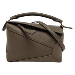 Loewe Puzzle Edge Mini Sac à bandoulière en cuir de veau vert olive foncé
