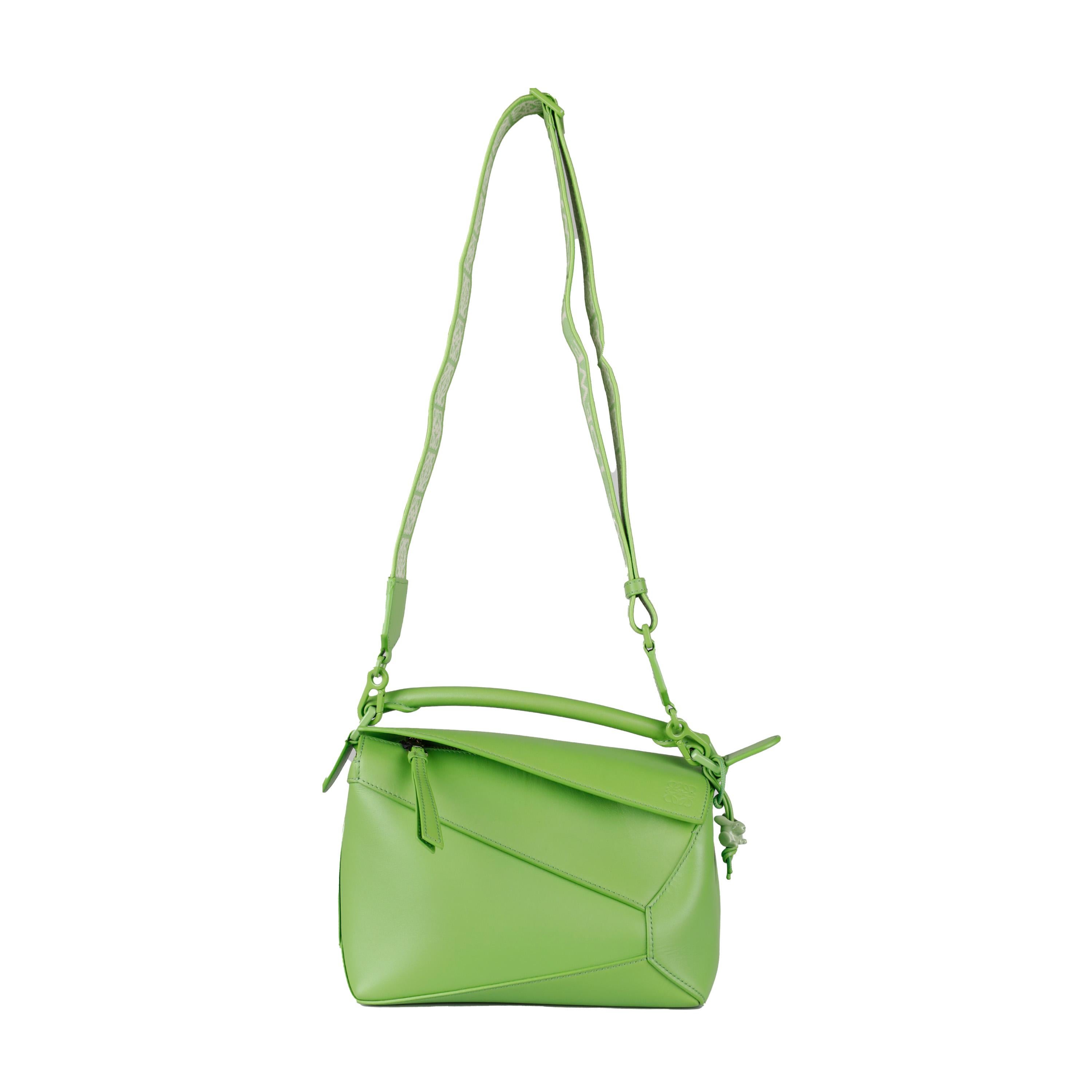 This Loewe Puzzle 'Edge' Small Shoulder Bag features an angular silhouette crafted from premium leather in a vibrant lime green hue. It comes with detachable and adjustable jacquard shoulder strap for versatile wear, and is adorned with a debossed