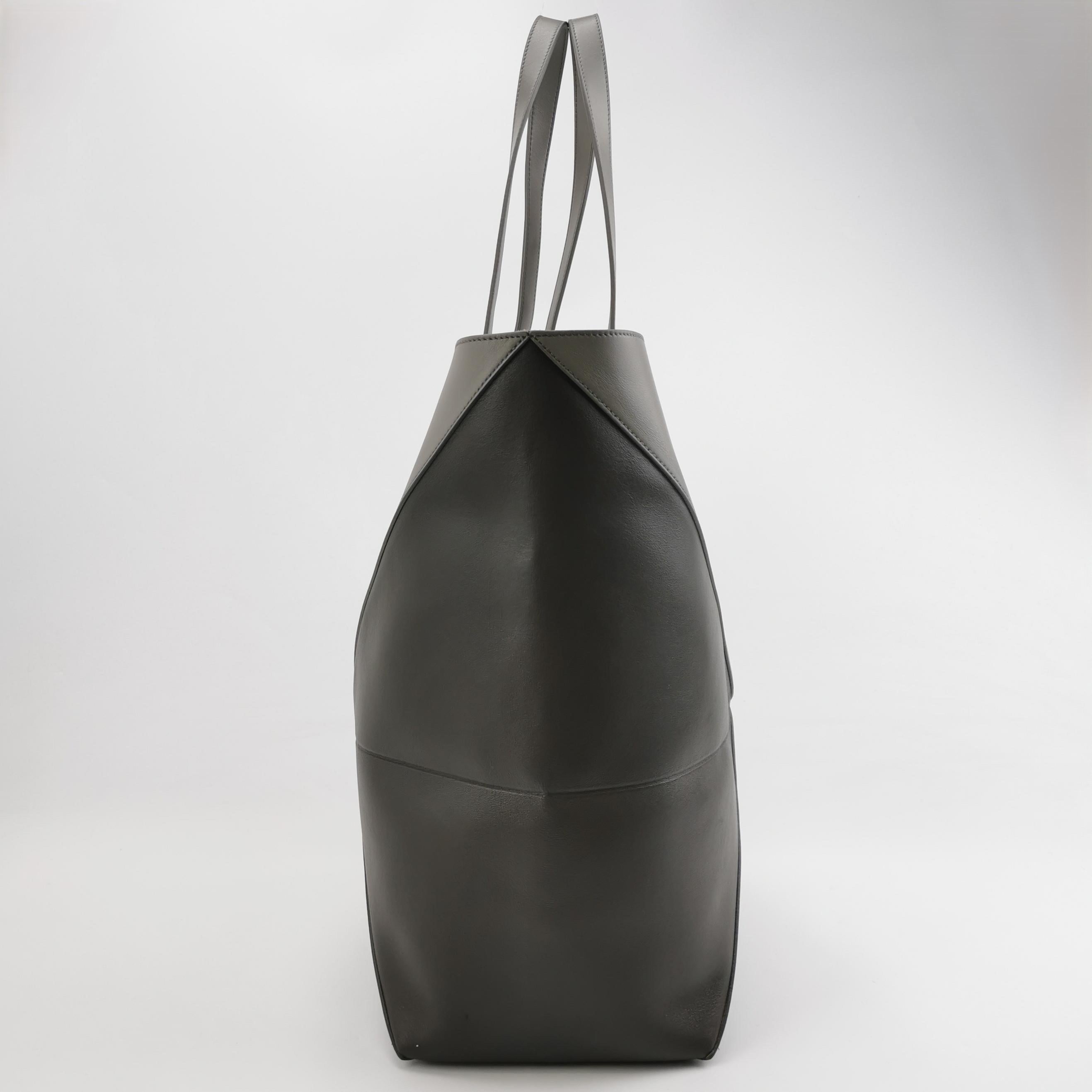 Loewe Puzzle Foldes grande in pelle di vitello grigio nero Tote Bag In condizioni ottime in vendita a AUBERVILLIERS, FR