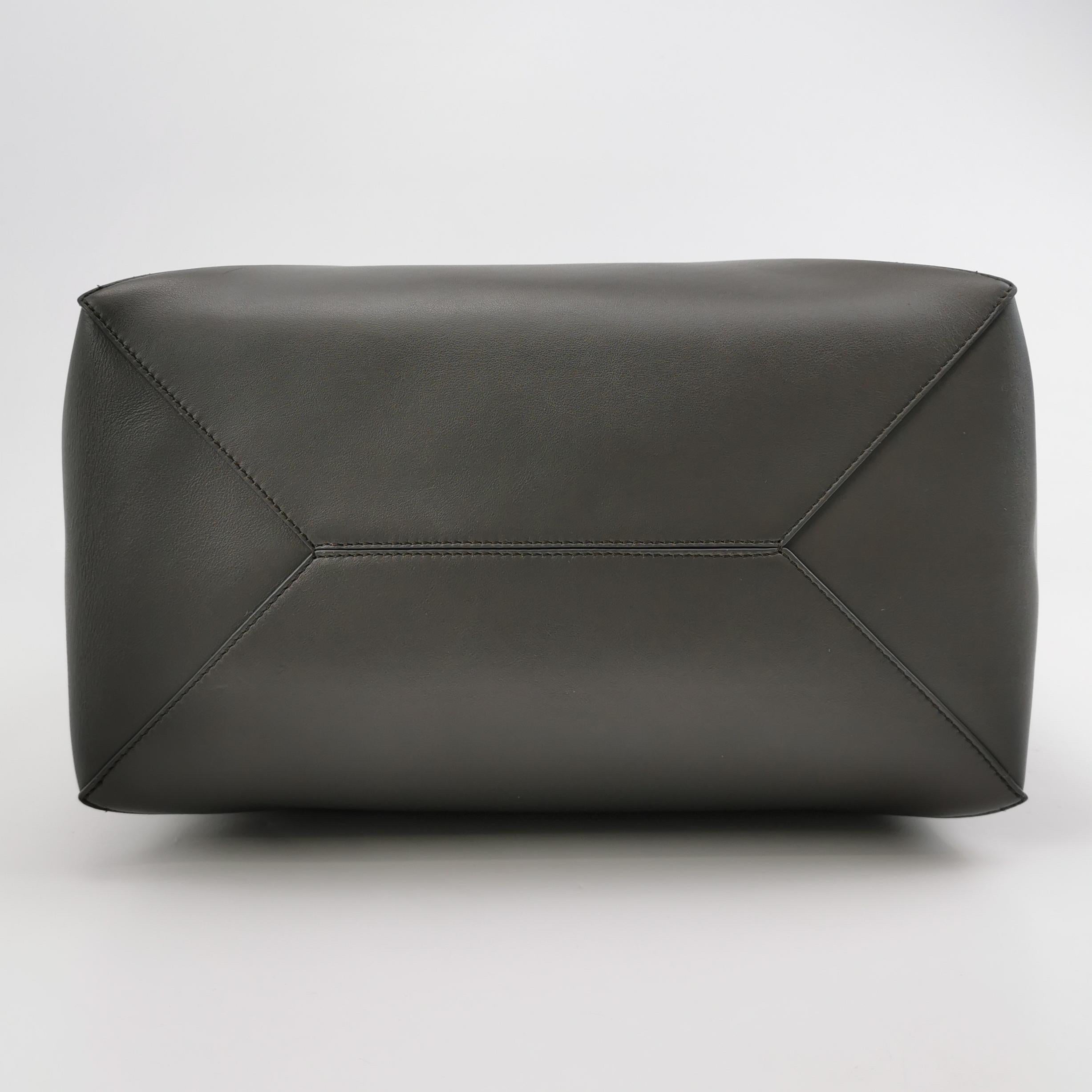 Loewe Puzzle Foldes grande in pelle di vitello grigio nero Tote Bag in vendita 1