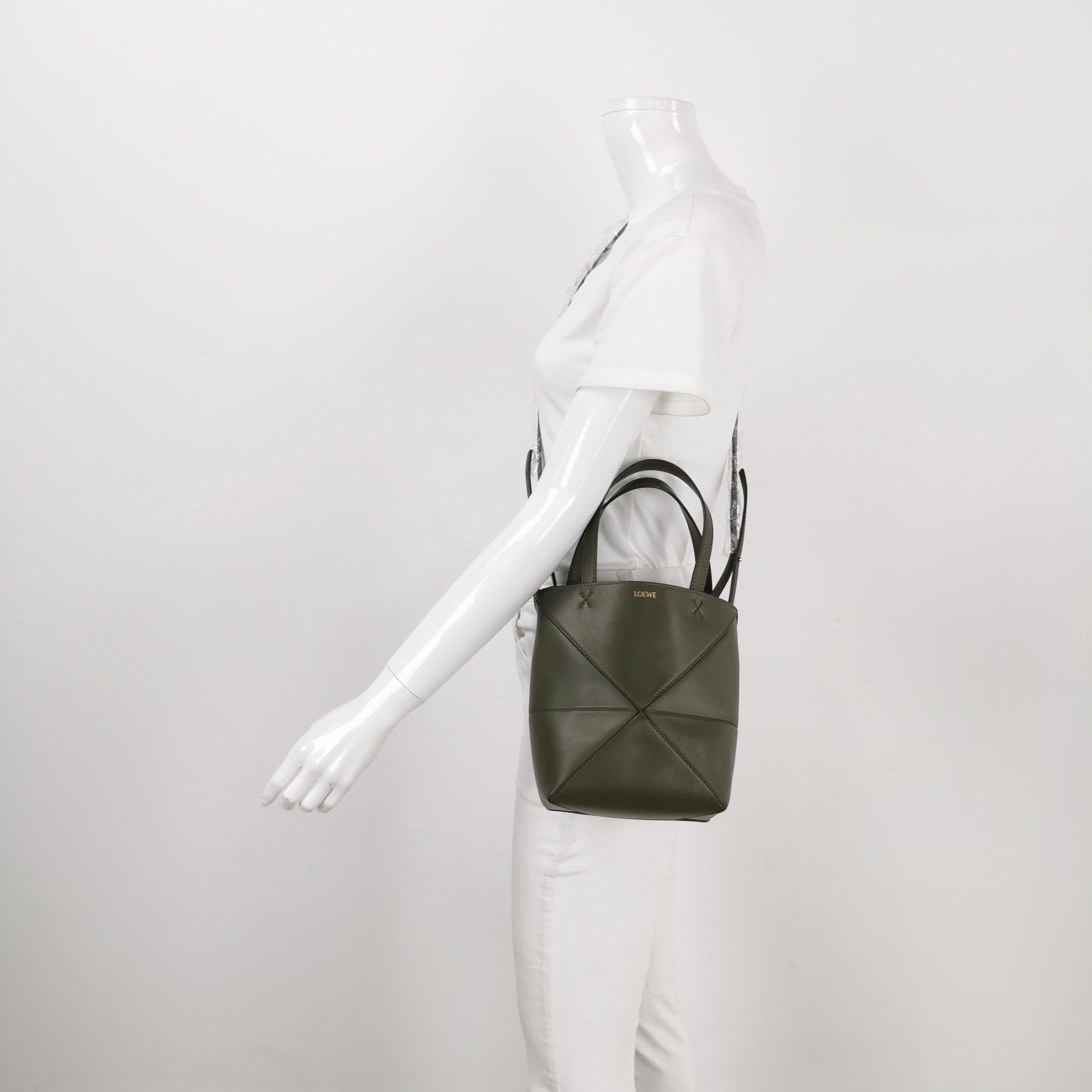 De-signed to be able to fold into a flat disk for ultimate easy of travel and packing, the Loewe Puzzle Fold imagines the geometry of handbags. 

CONDITION: EXCELLENT

This preloved item is in excellent condition with light signs of wear. Scratches