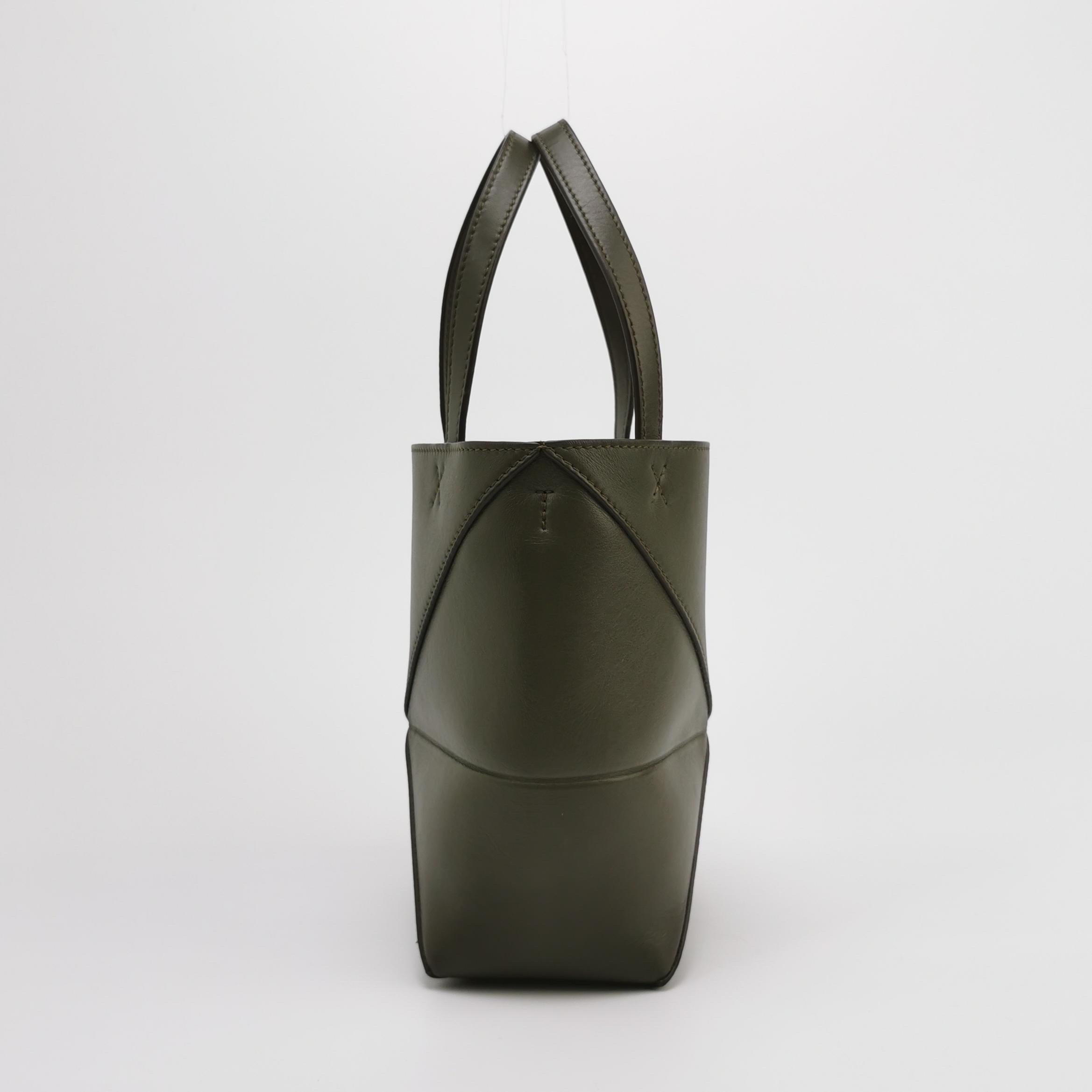 Loewe Puzzle Fold Mini Dark Olive Green Calfskin Leather Tote Bag In Excellent Condition For Sale In AUBERVILLIERS, FR