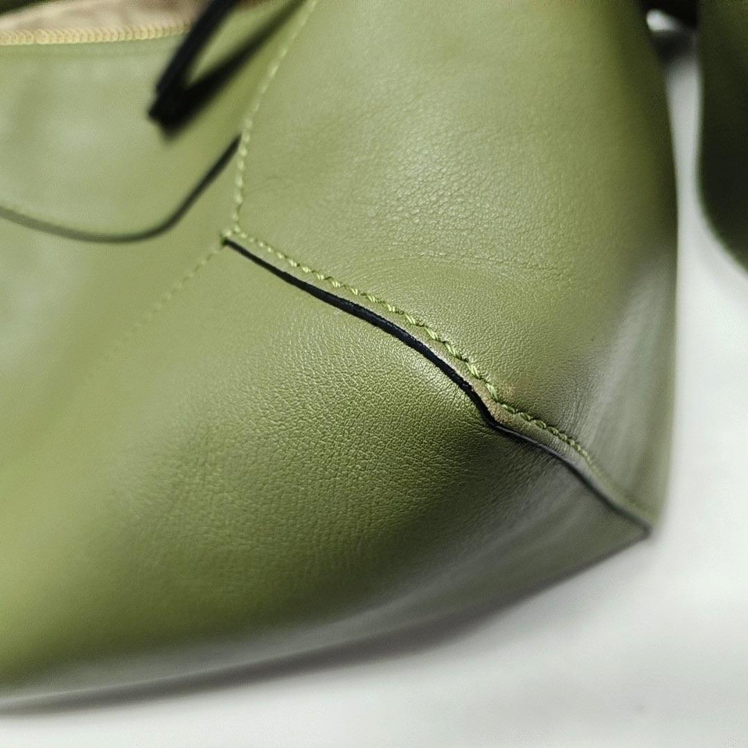 Loewe Puzzle Sac à bandoulière en cuir vert en vente 5