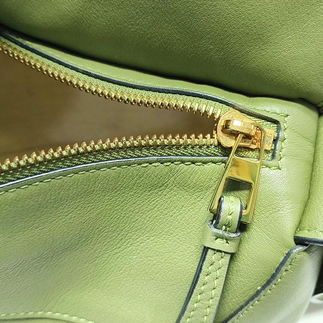 Loewe Puzzle Sac à bandoulière en cuir vert en vente 7