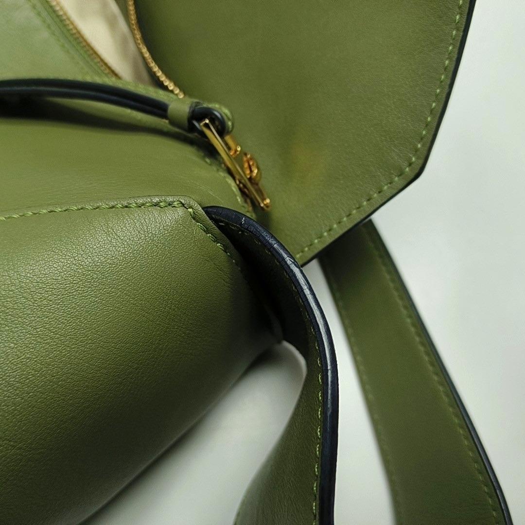 Loewe Puzzle Sac à bandoulière en cuir vert en vente 8