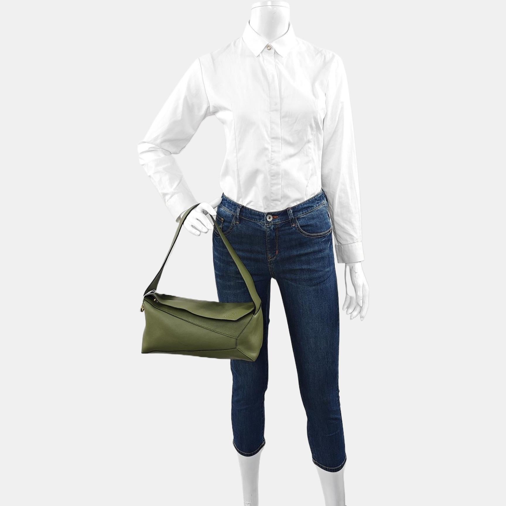 Loewe Puzzle Sac à bandoulière en cuir vert
Il s'agit de photos professionnelles du sac offert par Luxbags.

Confectionné de main de maître en cuir de veau de première qualité, ce sac à bandoulière est méticuleusement tissé à partir de bandes de la