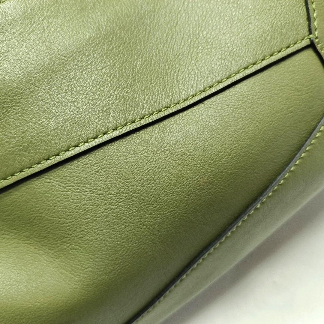 Loewe Puzzle Sac à bandoulière en cuir vert en vente 3