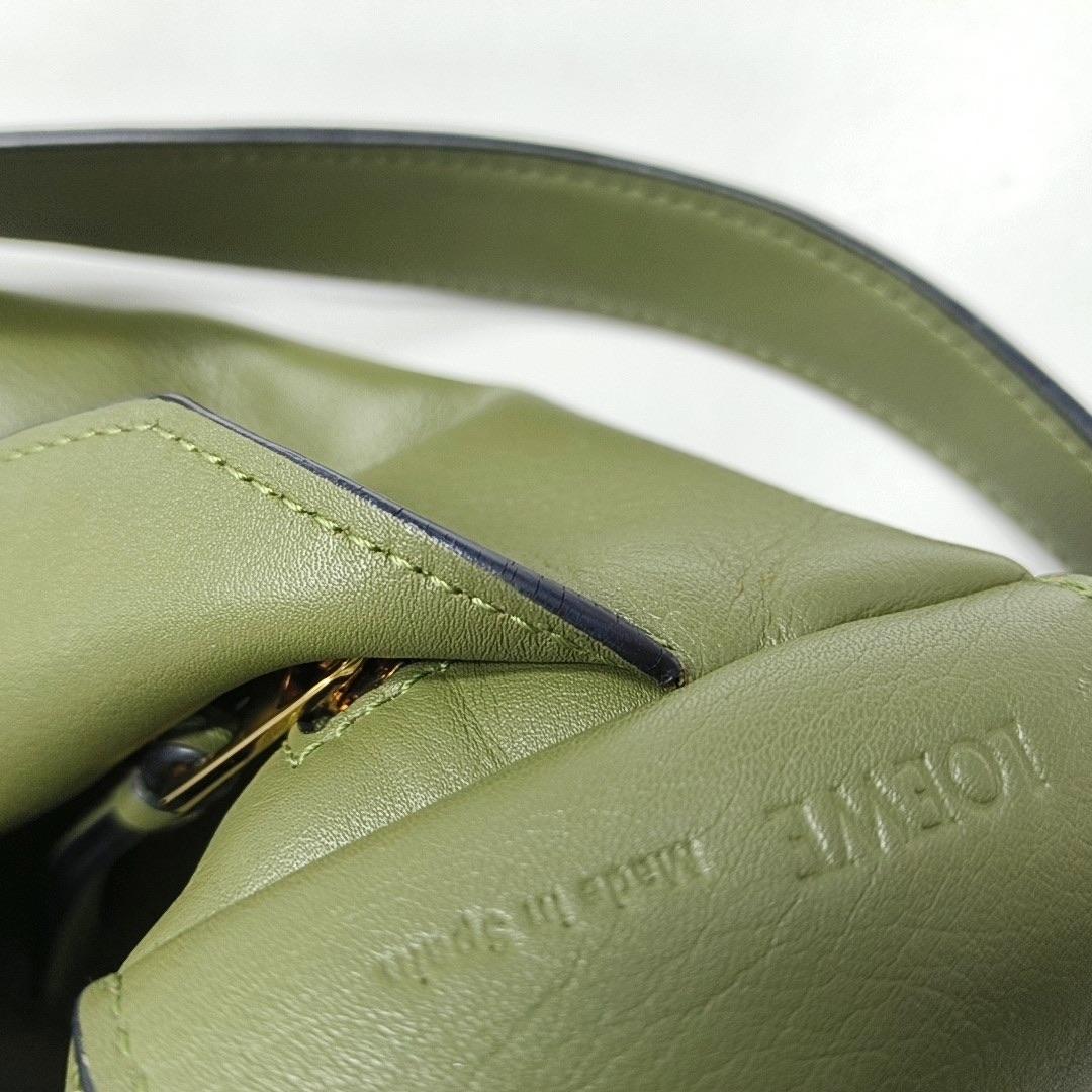 Loewe Puzzle Sac à bandoulière en cuir vert en vente 4