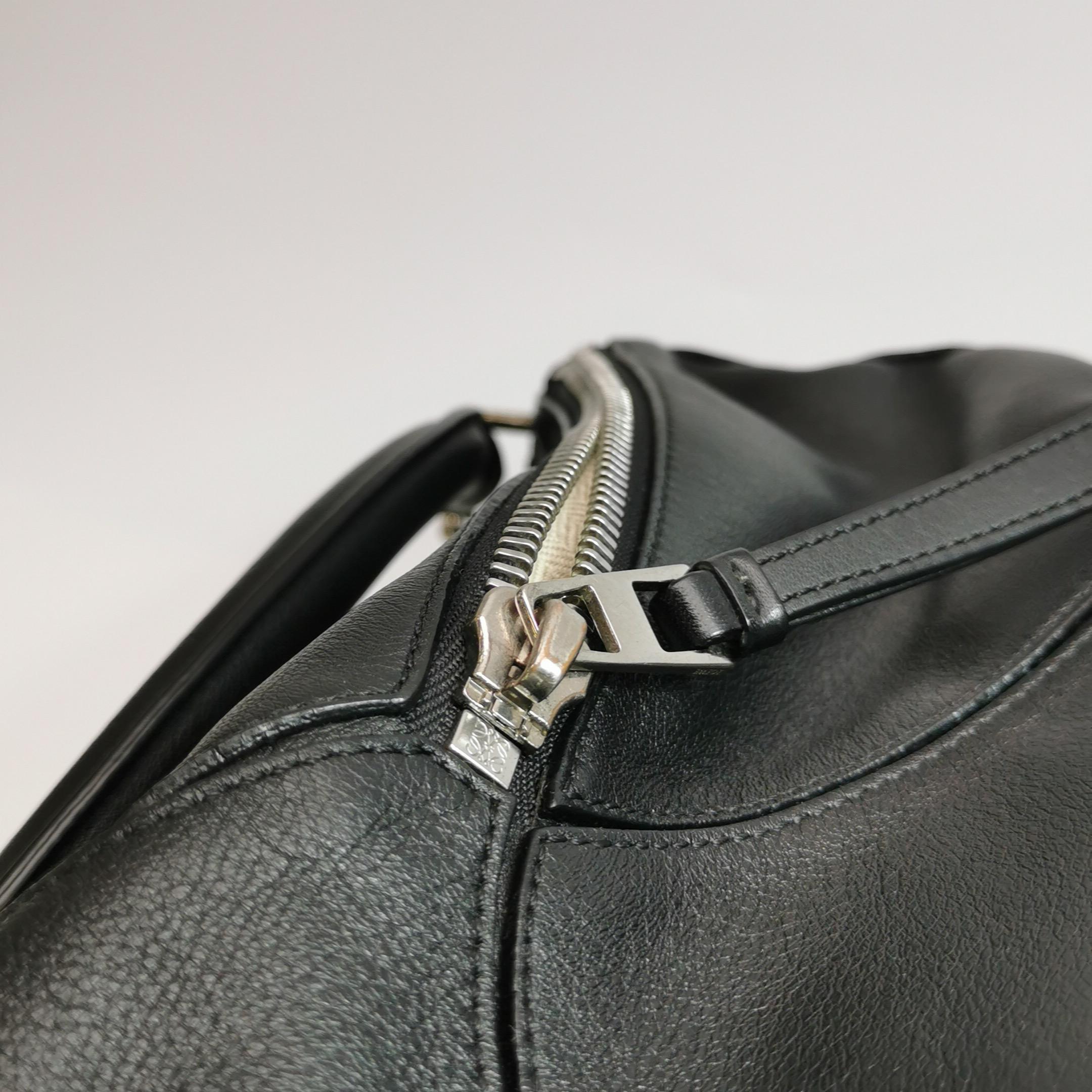 Loewe Puzzle Large Black Smooth Leather White Logo in vendita 6