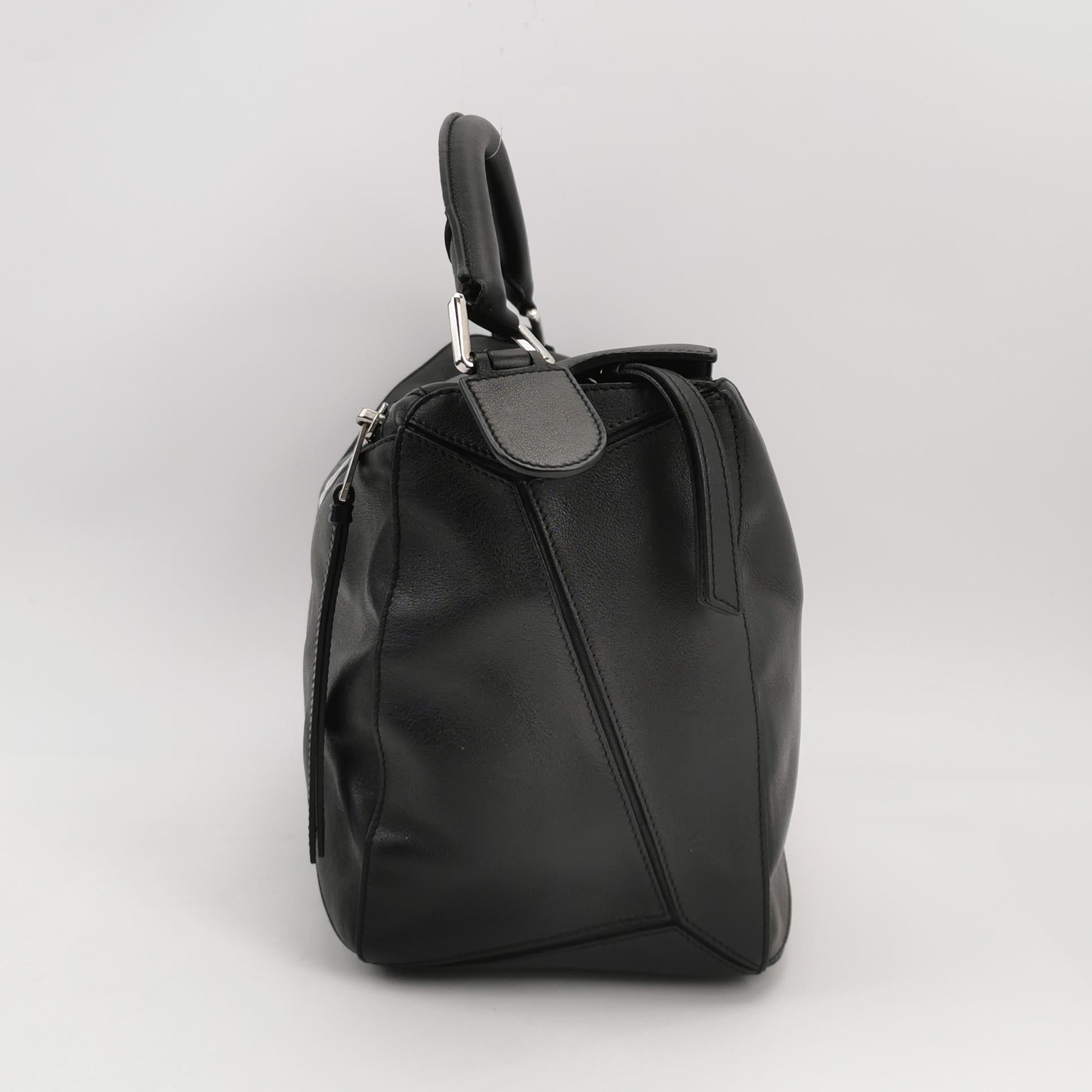 Loewe Puzzle Large Black Smooth Leather White Logo In condizioni buone in vendita a AUBERVILLIERS, FR
