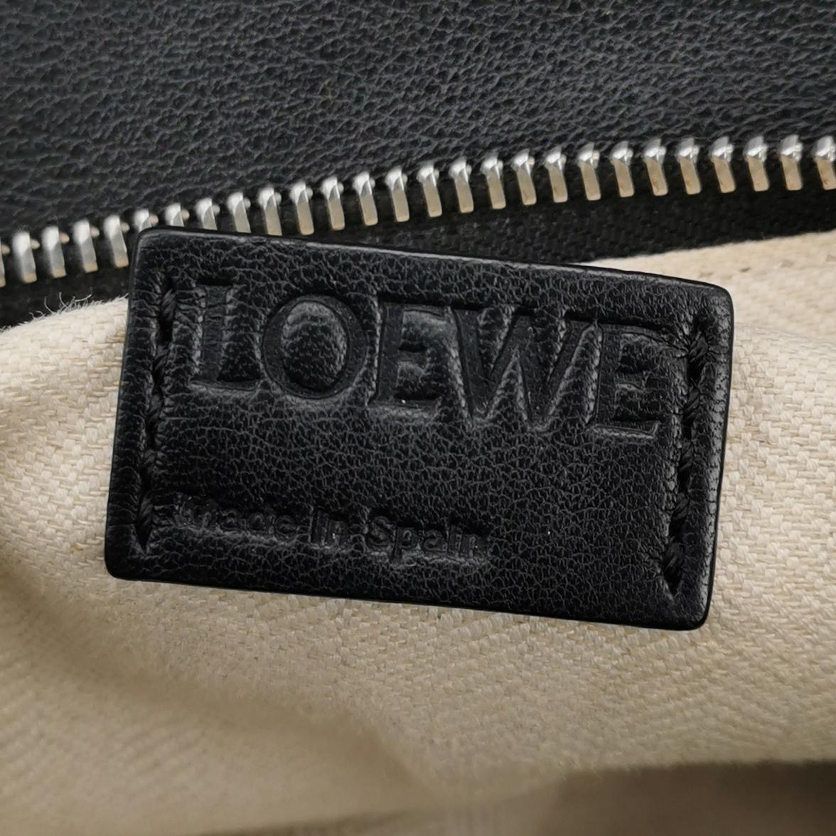 Loewe Puzzle Large Black Smooth Leather White Logo in vendita 2