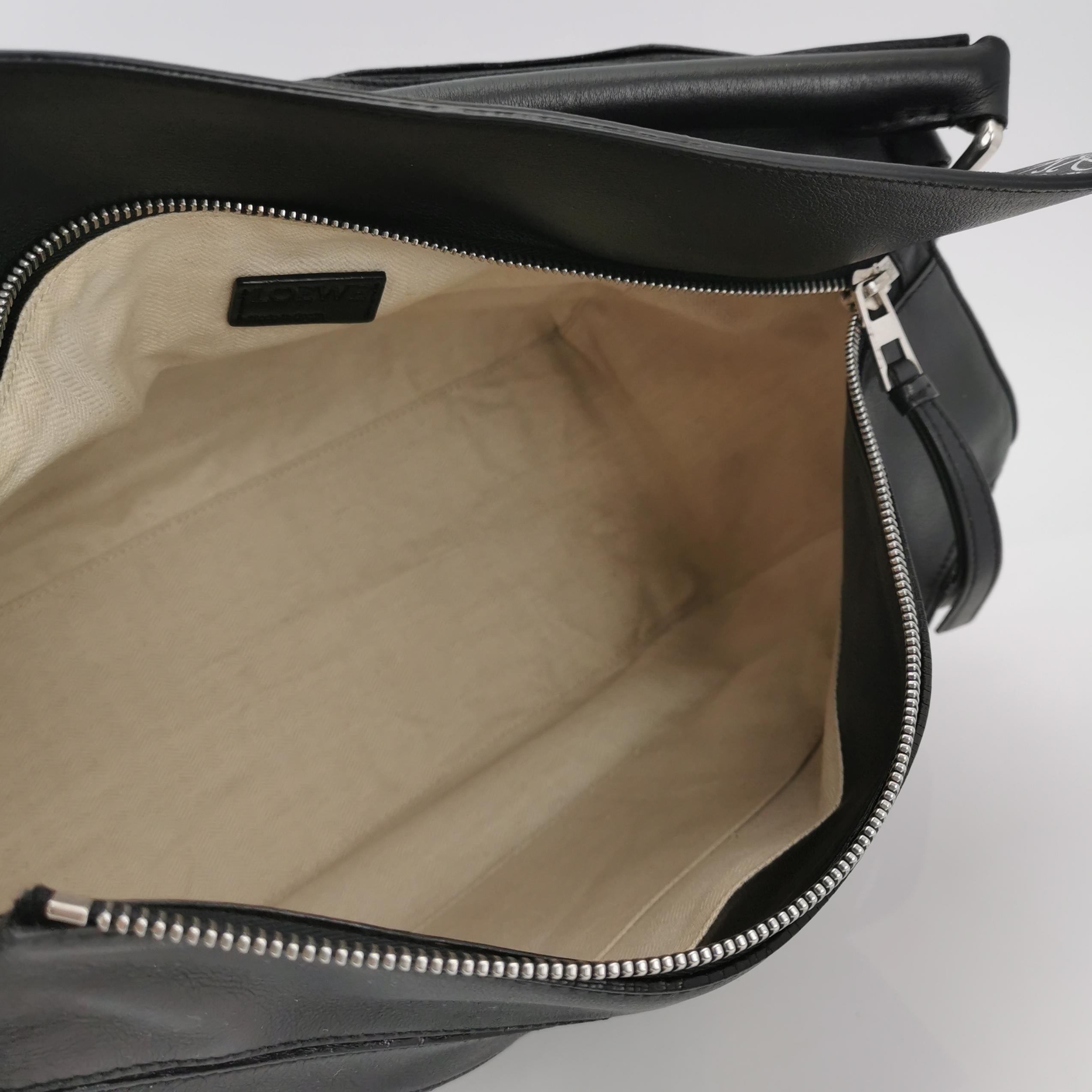 Loewe Puzzle Large Black Smooth Leather White Logo in vendita 3