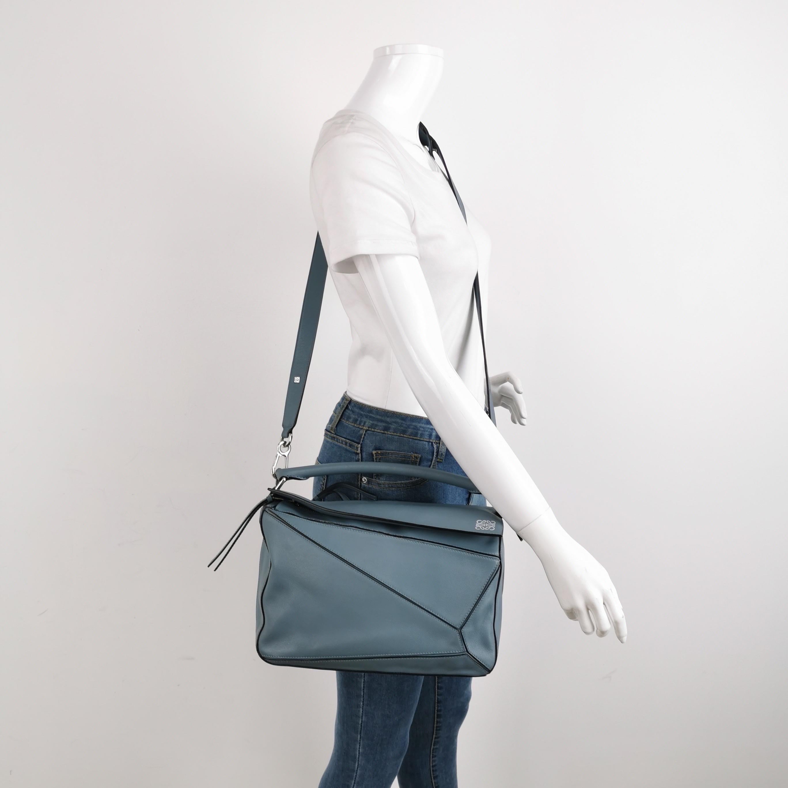Loewe's Puzzle bag is a timeless classic cult piece. Crafted from supple calfskin leather and finished with silver hardware and signature origami-inspired panels, this bag is versatile and stylish. 

CONDITION: Very Good

This preloved item is in