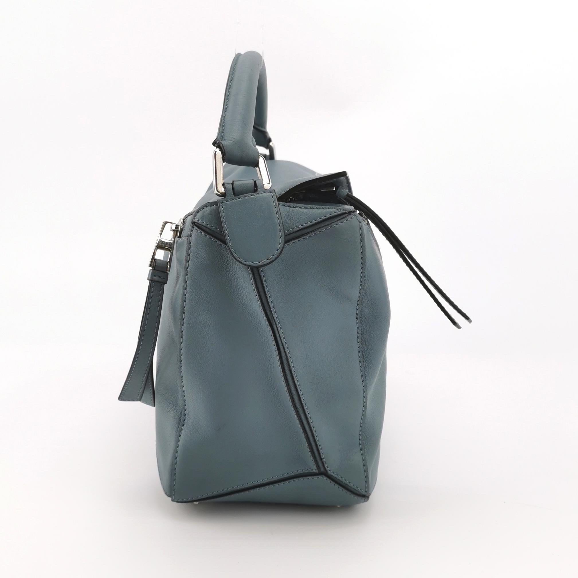 Loewe Puzzle Medium Ash blue Calfskin Leather Crossbody Bag In Good Condition For Sale In AUBERVILLIERS, FR
