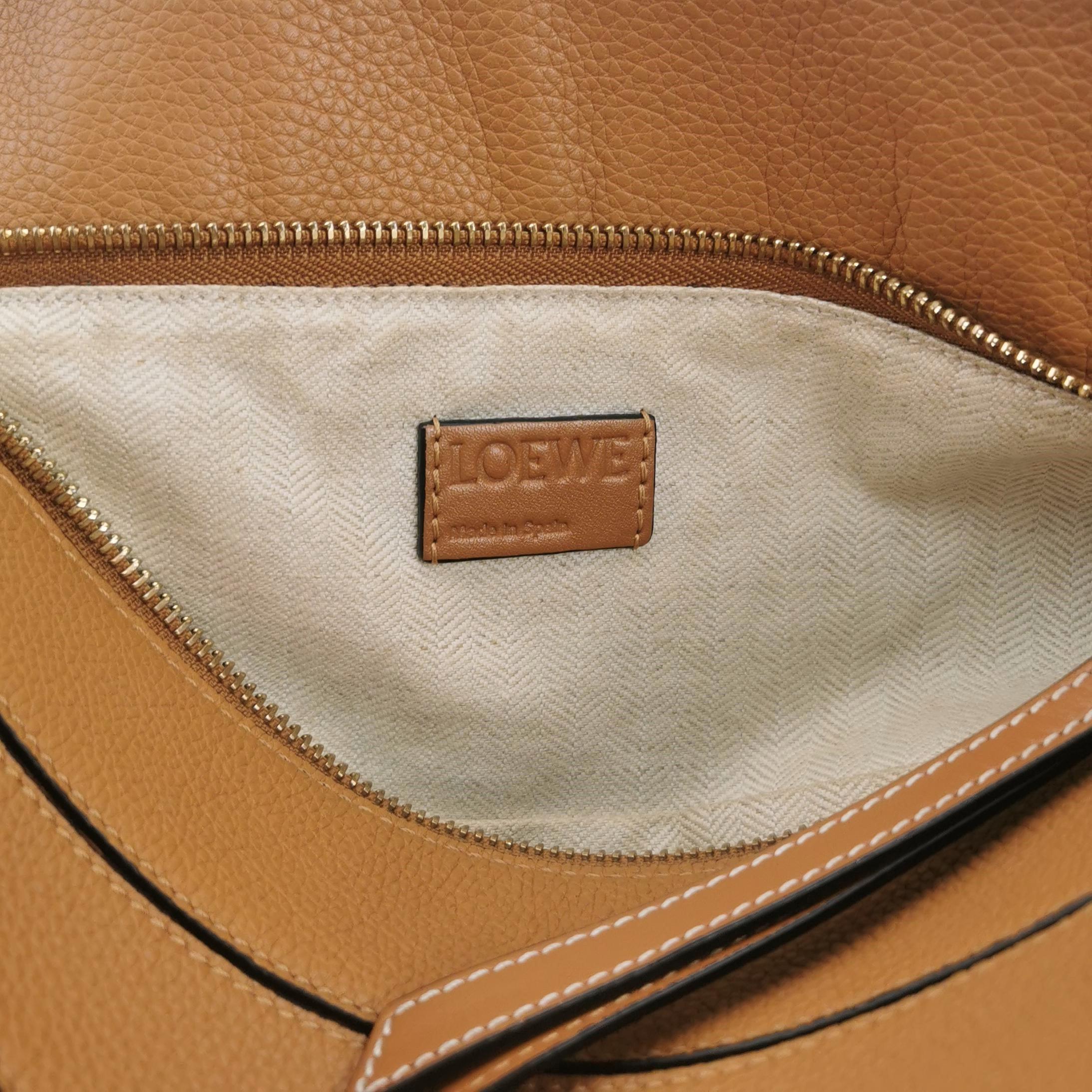 Loewe Puzzle Medium en cuir marron avec bracelet brodé multicolore en vente 5