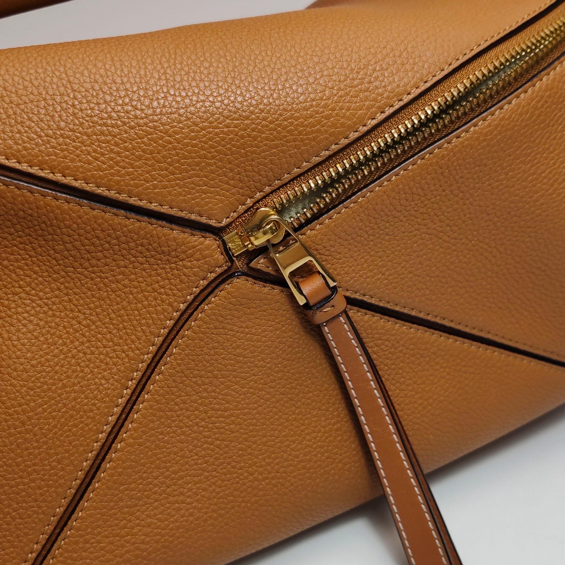 Loewe Puzzle Medium en cuir marron avec bracelet brodé multicolore en vente 8