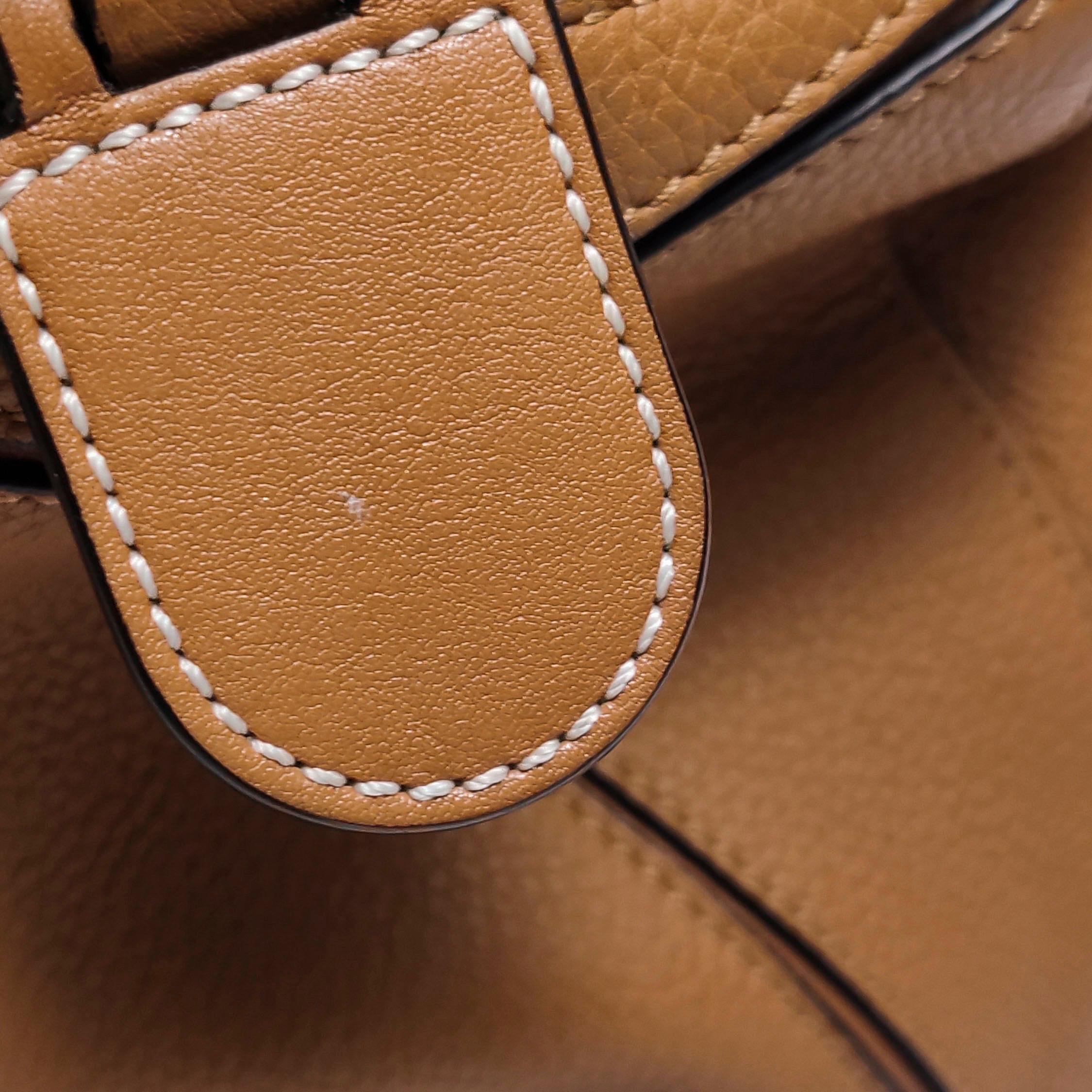 Loewe Puzzle Medium en cuir marron avec bracelet brodé multicolore en vente 10