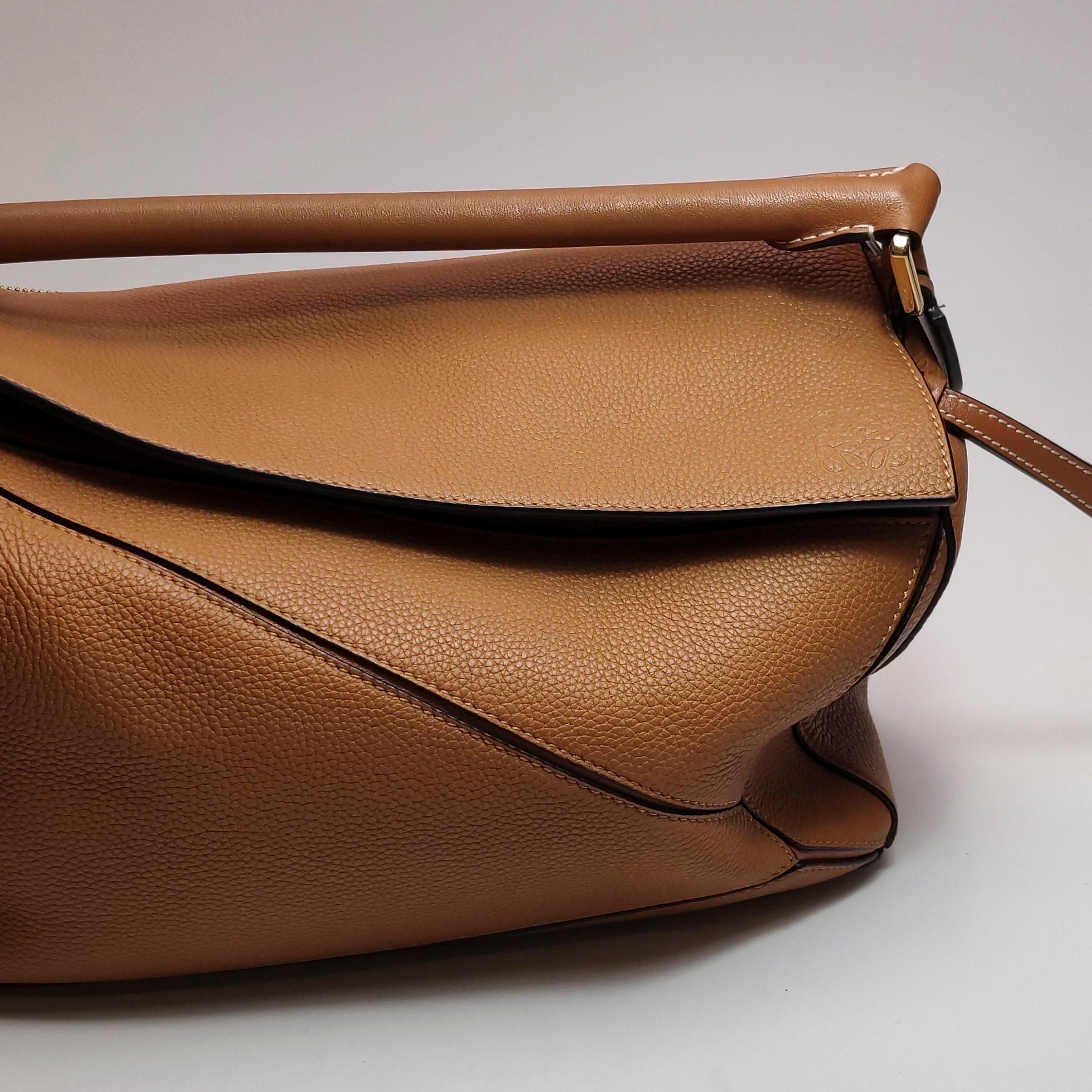 Loewe Puzzle Medium en cuir marron avec bracelet brodé multicolore en vente 14