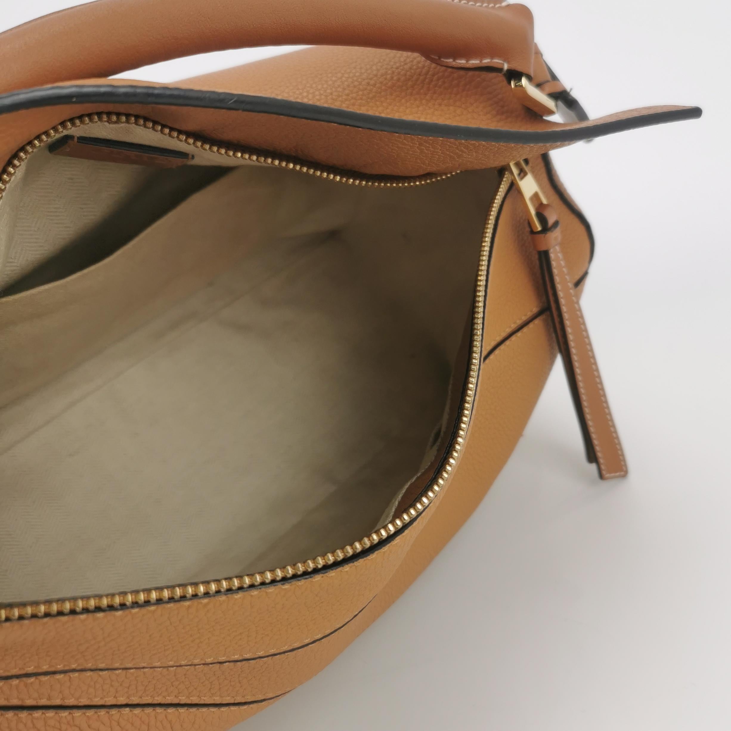 Loewe Puzzle Medium en cuir marron avec bracelet brodé multicolore en vente 1