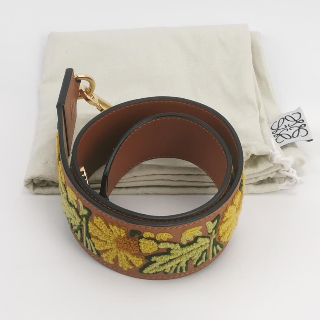 Loewe Puzzle Medium en cuir marron avec bracelet brodé multicolore en vente 4