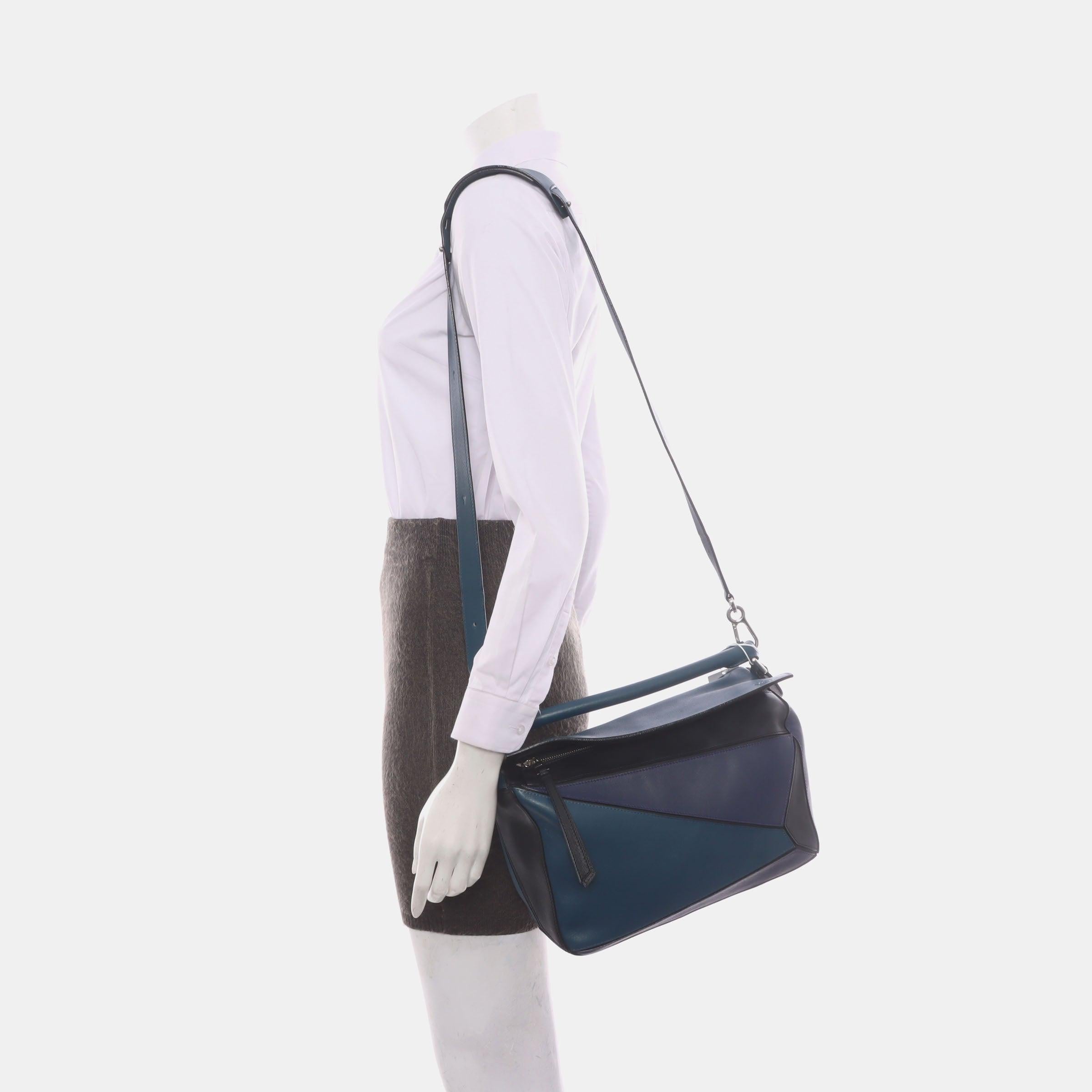 Loewe Puzzle Medium Multicolor Navy Calfskin leather bag
 These are professional photos of the actual bag.
 
 Loewe's Puzzle bag is a timeless classic cult piece. Crafted from supple calfskin leather and finished with silver hardware and signature